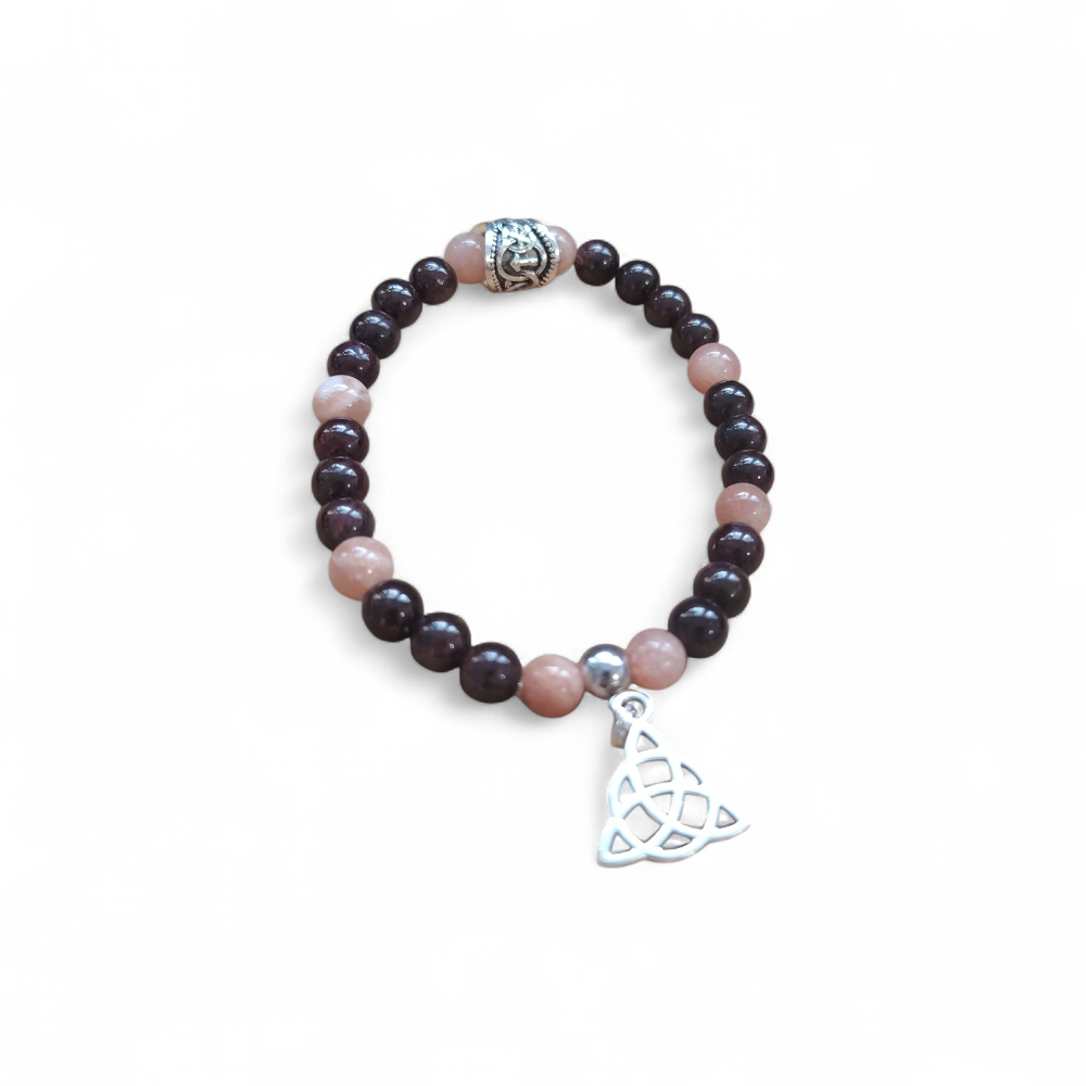 Bracelet viking sur fond clair, pierre de soleil et grenat 6 mm avec perle runes et pendentif triquetra, volonté ferme et assurance intérieure