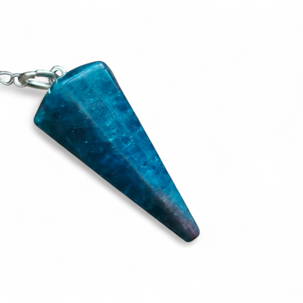 Pendule en apatite bleue facettée sur fond clair, photo épurée mettant en valeur la pierre naturelle, évoquant intuition, apaisement émotionnel et clarté intérieure.