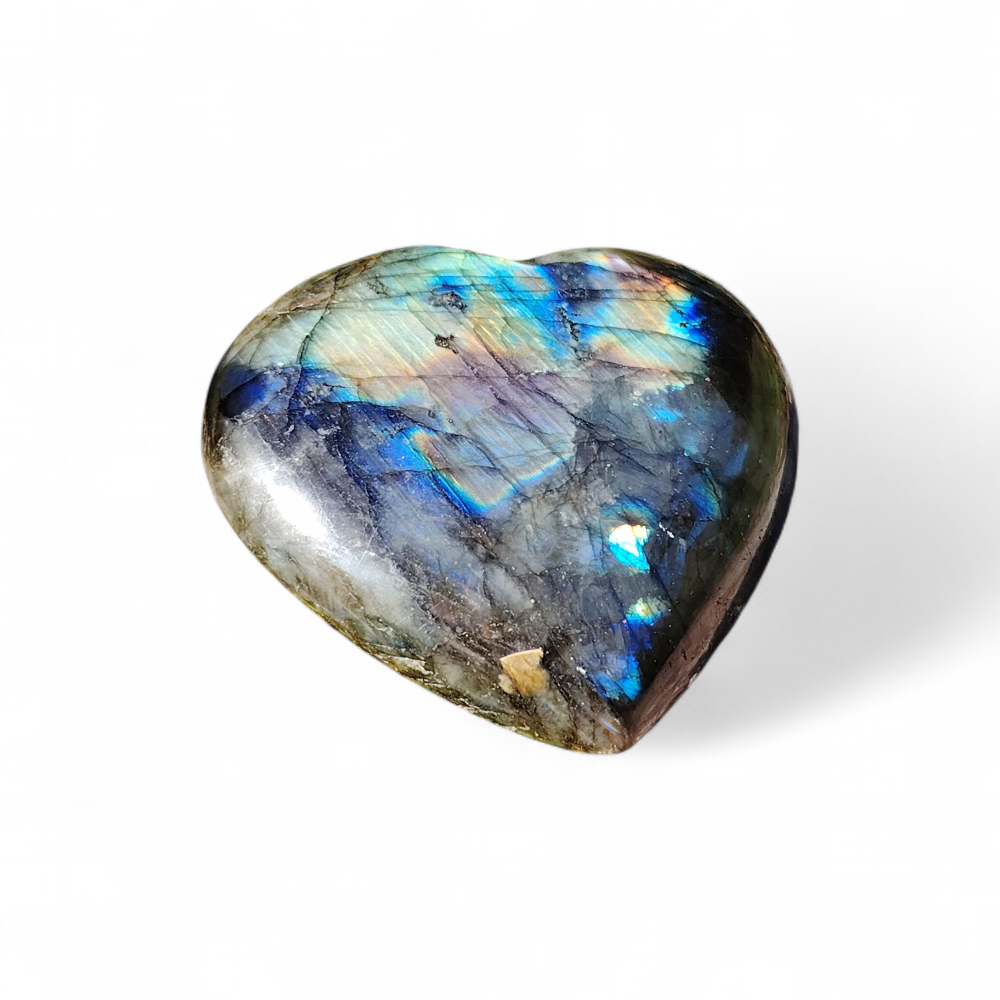 Cœur en labradorite poli aux reflets bleus intenses sur fond clair, pour créer une bulle de protection, calmer les émotions et encourager l’intuition.