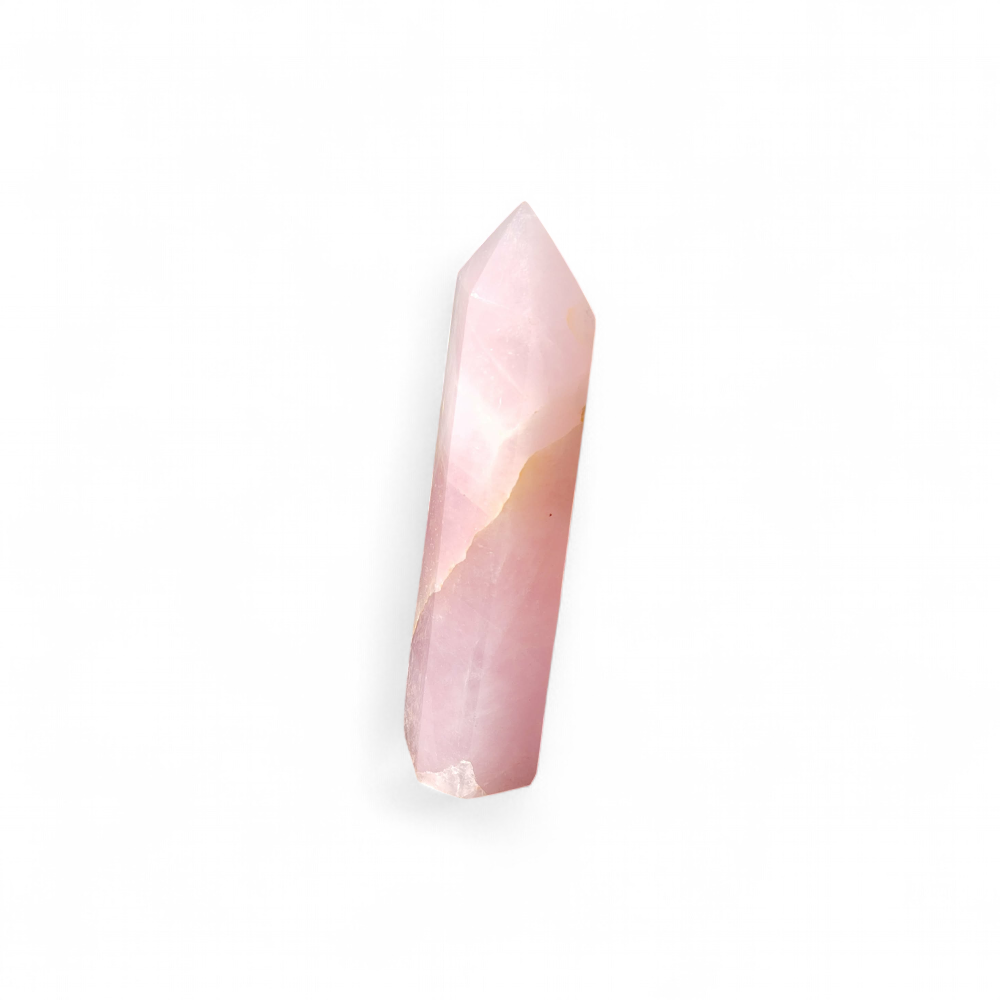 pointe de quartz rose facettée sur fond clair, teinte rose poudré, pour diffuser douceur, apaiser le cœur et soutenir l’estime de soi.