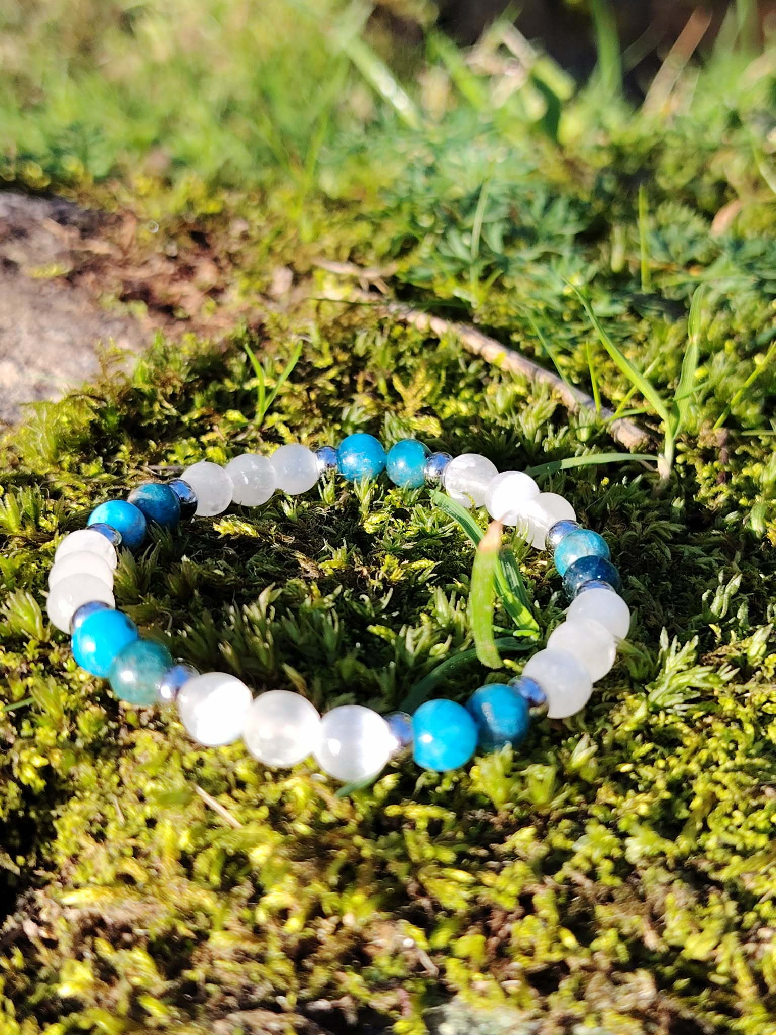 Bracelet TDAH création Magic Gaïa photographié sur mousse en Bretagne, apatite et sélénite pour concentration durable, ressenti apaisé et respiration mentale