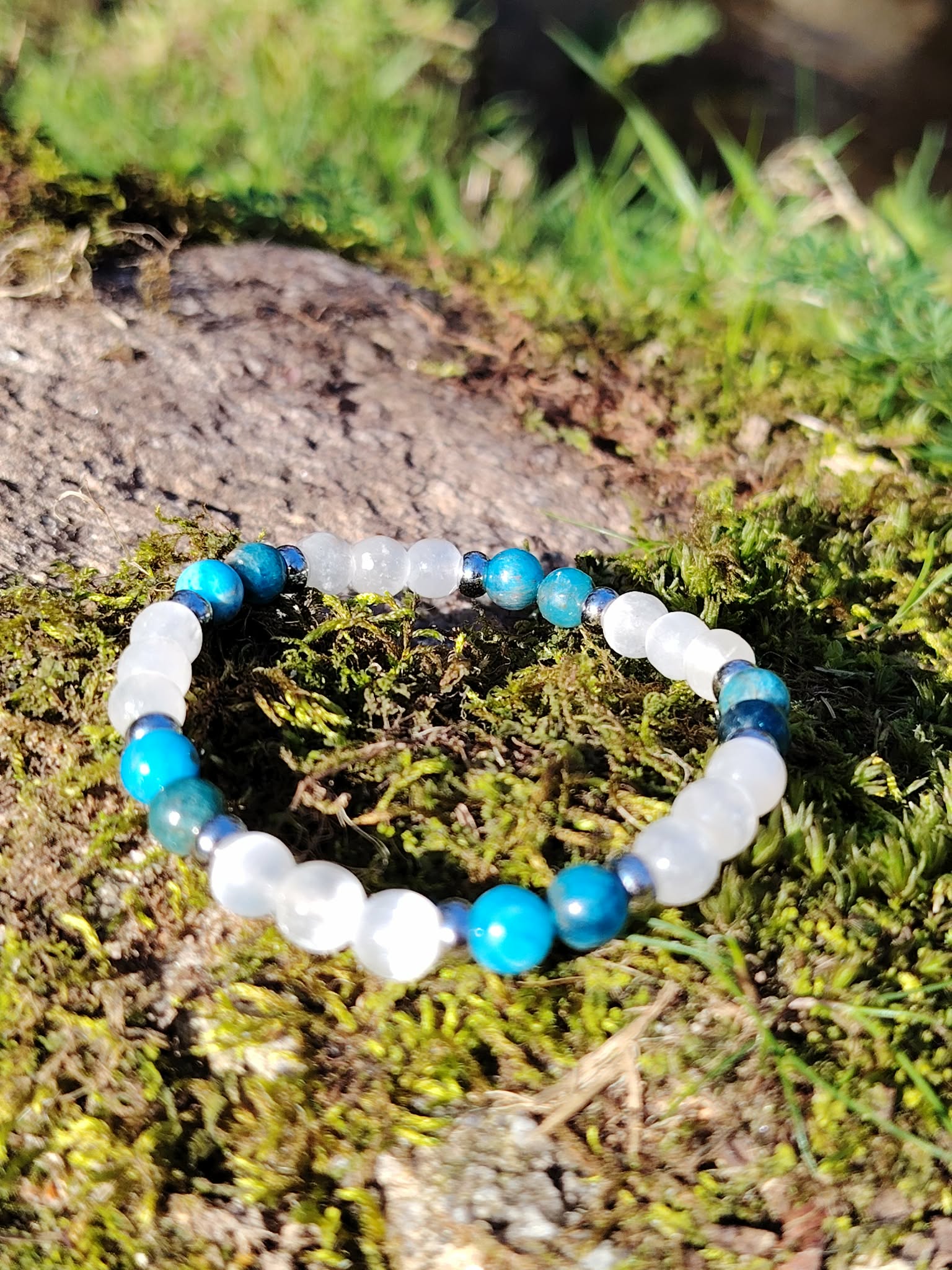 Bracelet TDAH création Magic Gaïa sur mousse bretonne au pied d’un rocher, pierres naturelles pour mieux canaliser l’énergie et garder un esprit plus clair