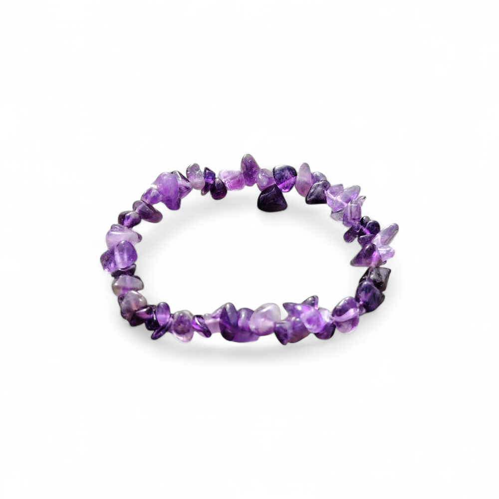 Bracelet améthyste baroque sur fond blanc, éclats violets irréguliers, bijou femme en pierre naturelle pour calme intérieur et élégance