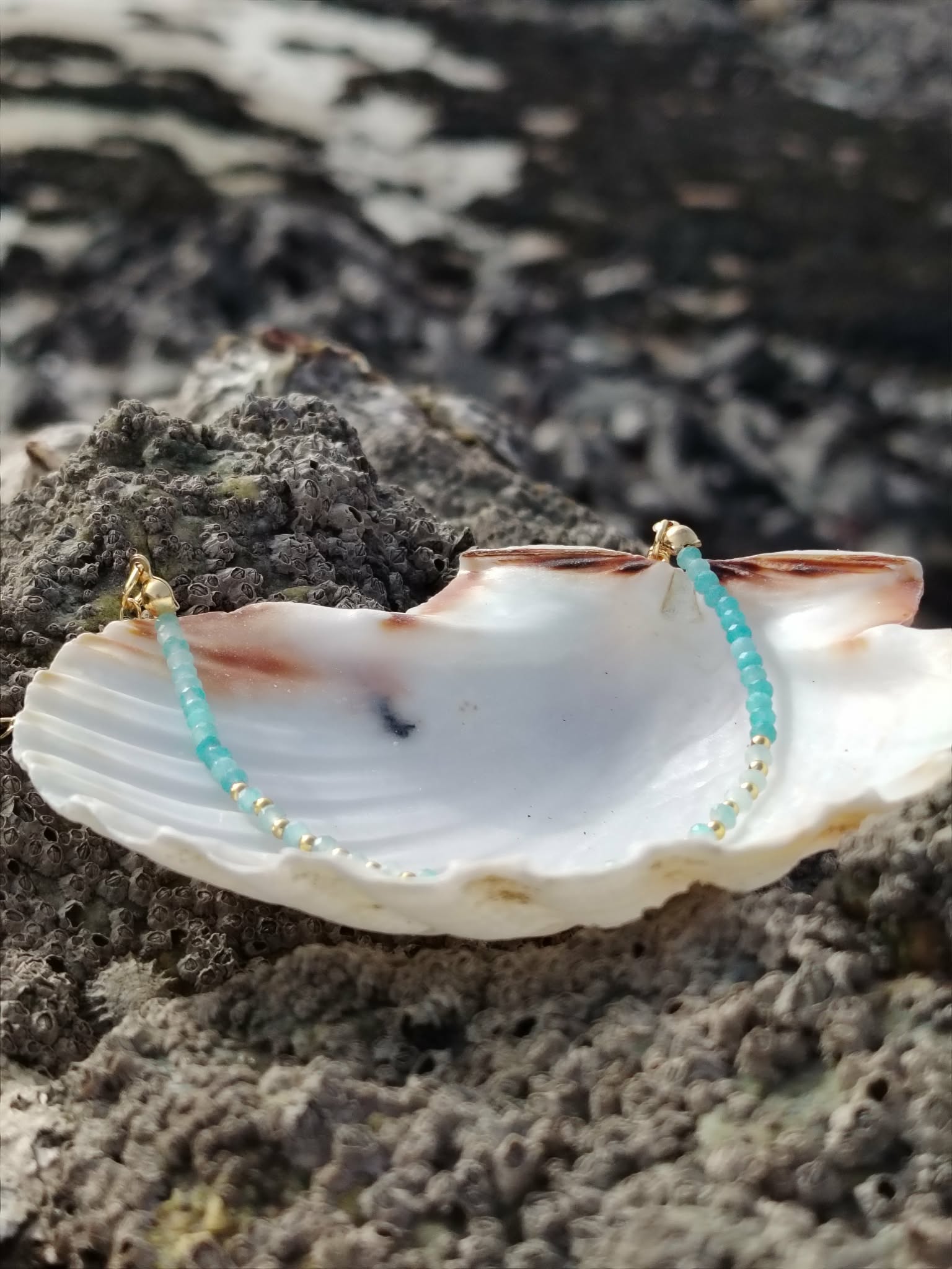 Bracelet en amazonite facettée et cuivre plaqué or sur coquillage blanc, décor minéral en Bretagne, bijou femme fin et lumineux
