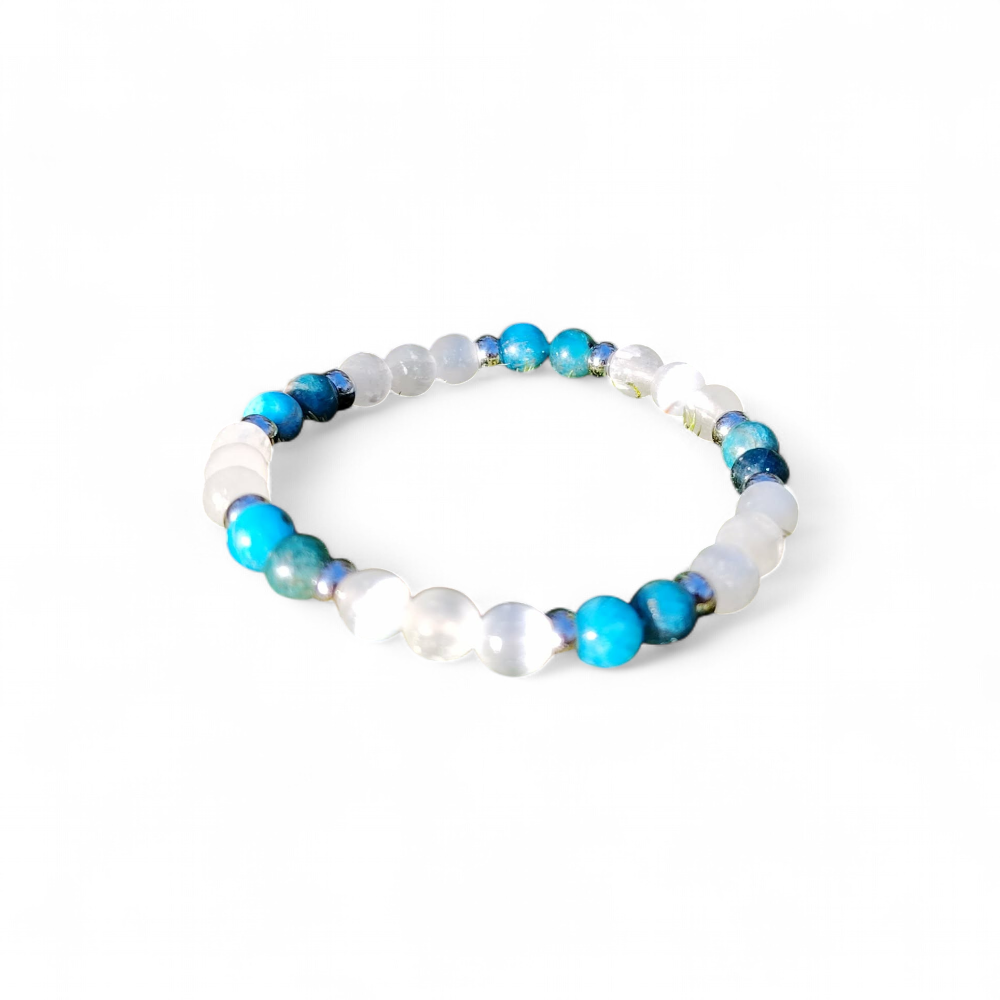 Bracelet TDAH création Magic Gaïa sur fond blanc, apatite et sélénite en perles bleues et blanches pour lucidité, attention plus posée et calme intérieur