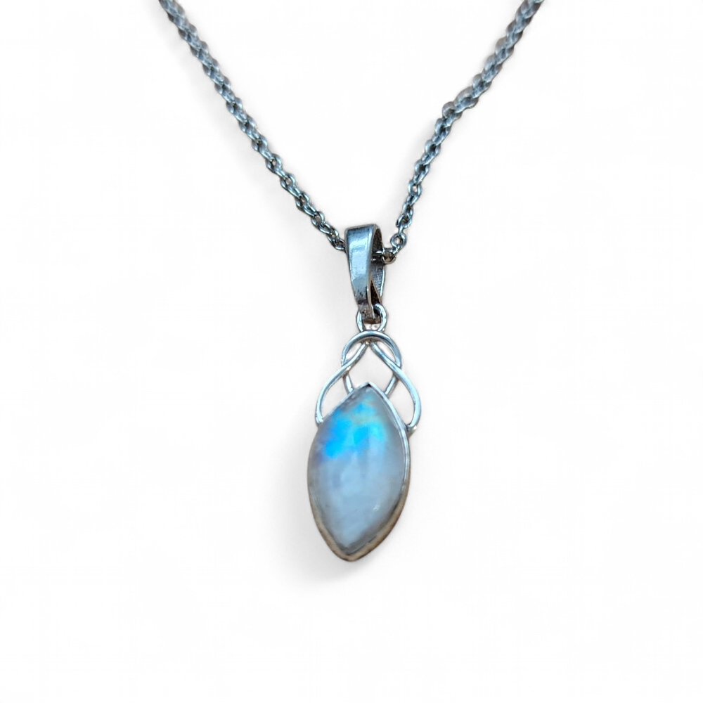 Pendentif elfique en péristérite argent 925 avec chaîne en acier inoxydable, présenté sur fond clair épuré, reflets bleu irisé au centre, ambiance sobre évoquant intuition, douceur et apaisement.
