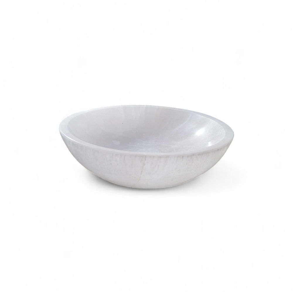 Bol en sélénite 15 cm présenté sur fond blanc épuré, avec sa teinte nacrée et lumineuse, idéal pour évoquer purification, apaisement et harmonie dans un espace sacré.