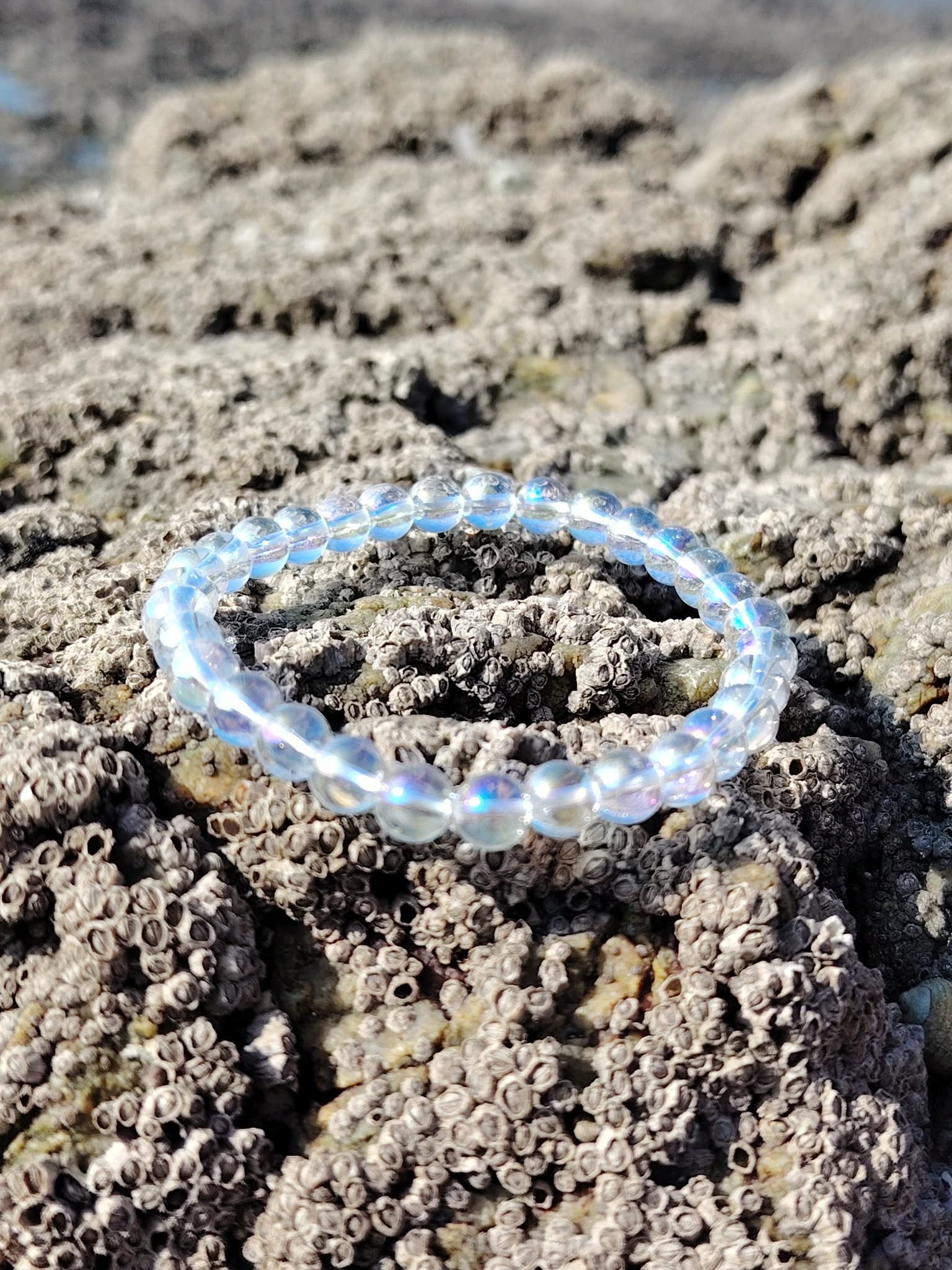 Bracelet Angel Aura 6 mm sur roche en Bretagne, quartz irisé bleuté sur base de cristal de roche, harmonie intérieure et calme