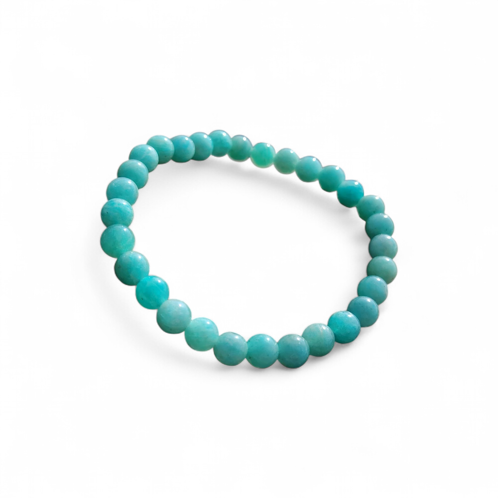 Bracelet amazonite naturelle 6 mm sur fond blanc, perles rondes bleu lagon, bijou lumineux associé au calme intérieur et à l’expression sincère