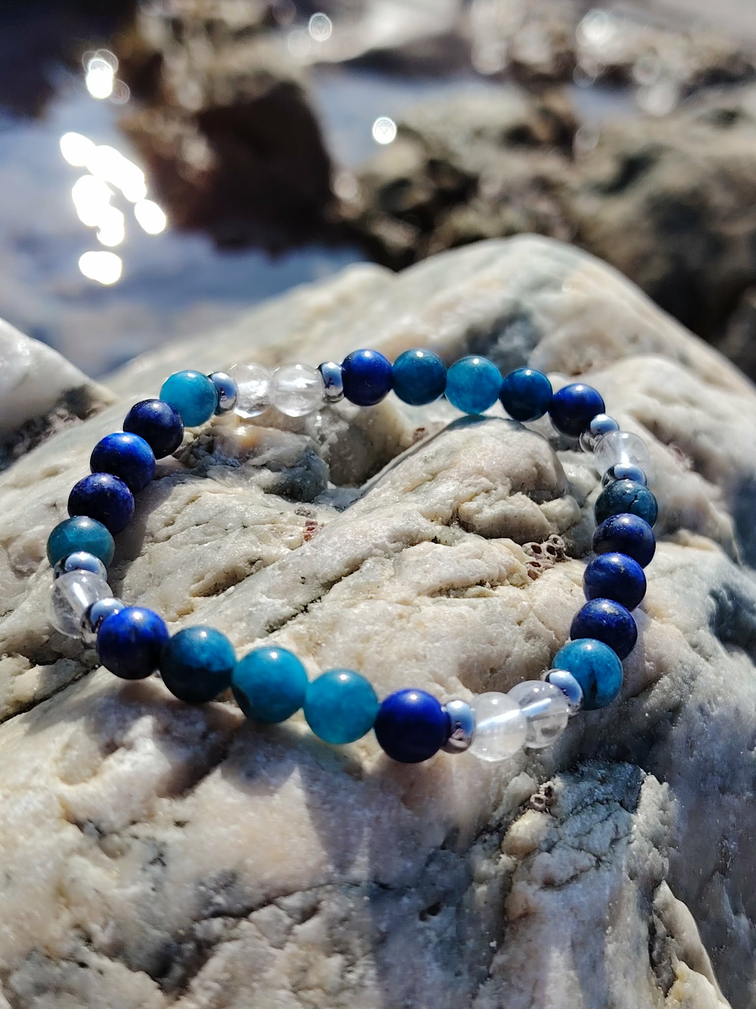 Bracelet Creativity Boost près de l’eau sur rochers bretons, lapis-lazuli, apatite et cristal de roche pour vision nette et motivation créative