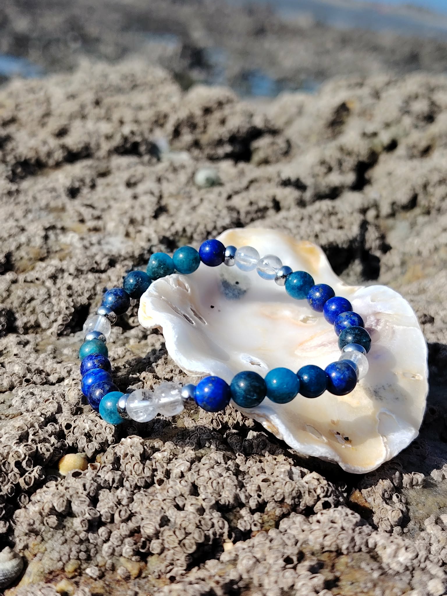 Bracelet Creativity Boost dans un coquillage sur rochers bretons, perles 6 mm pour inspiration douce, concentration et passage à l’action
