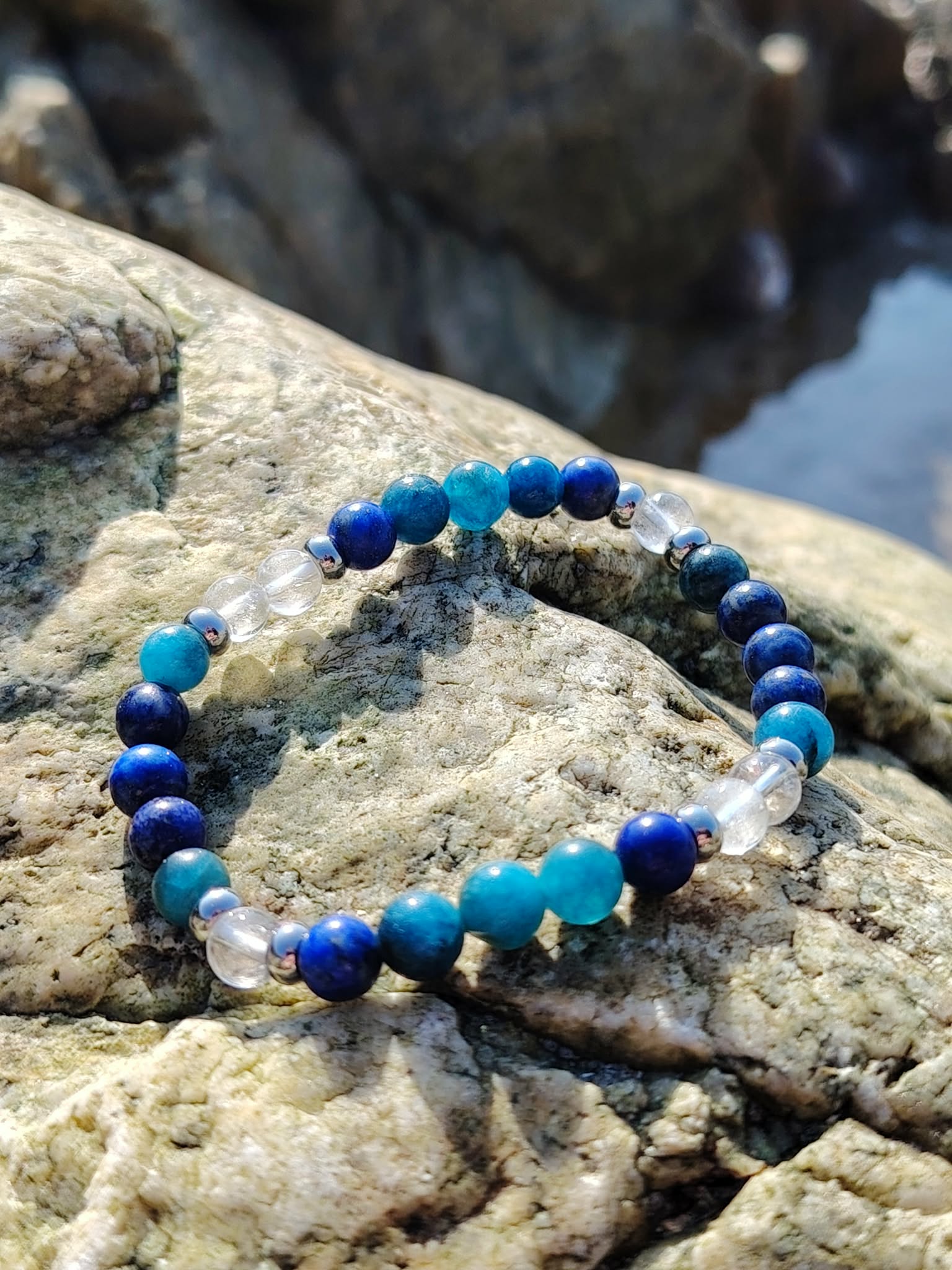 Bracelet Creativity Boost sur rochers en Bretagne près de l’eau, pierres naturelles pour créativité vivante, esprit clair et imagination en mouvement