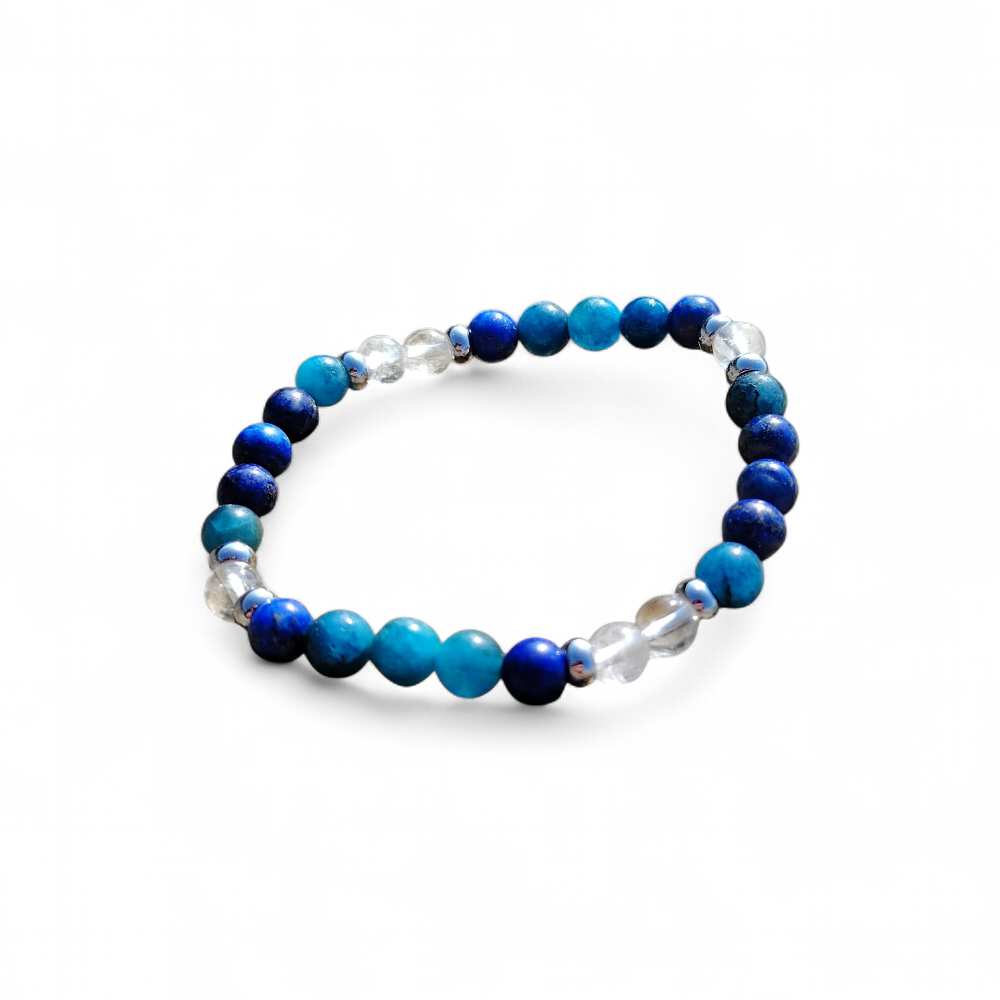 Bracelet Creativity Boost sur fond blanc, perles 6 mm en lapis-lazuli, apatite et cristal de roche pour idées fluides, lucidité et expression créative
