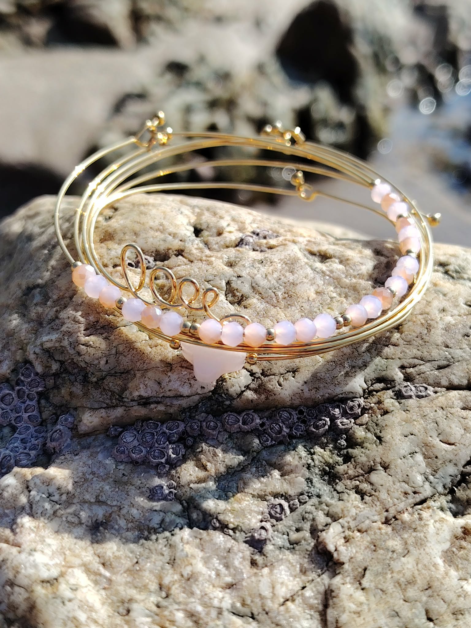 Bracelet semainier Love en quartz rose sur rochers, acier inoxydable doré, lien affectif et féminité lumineuse