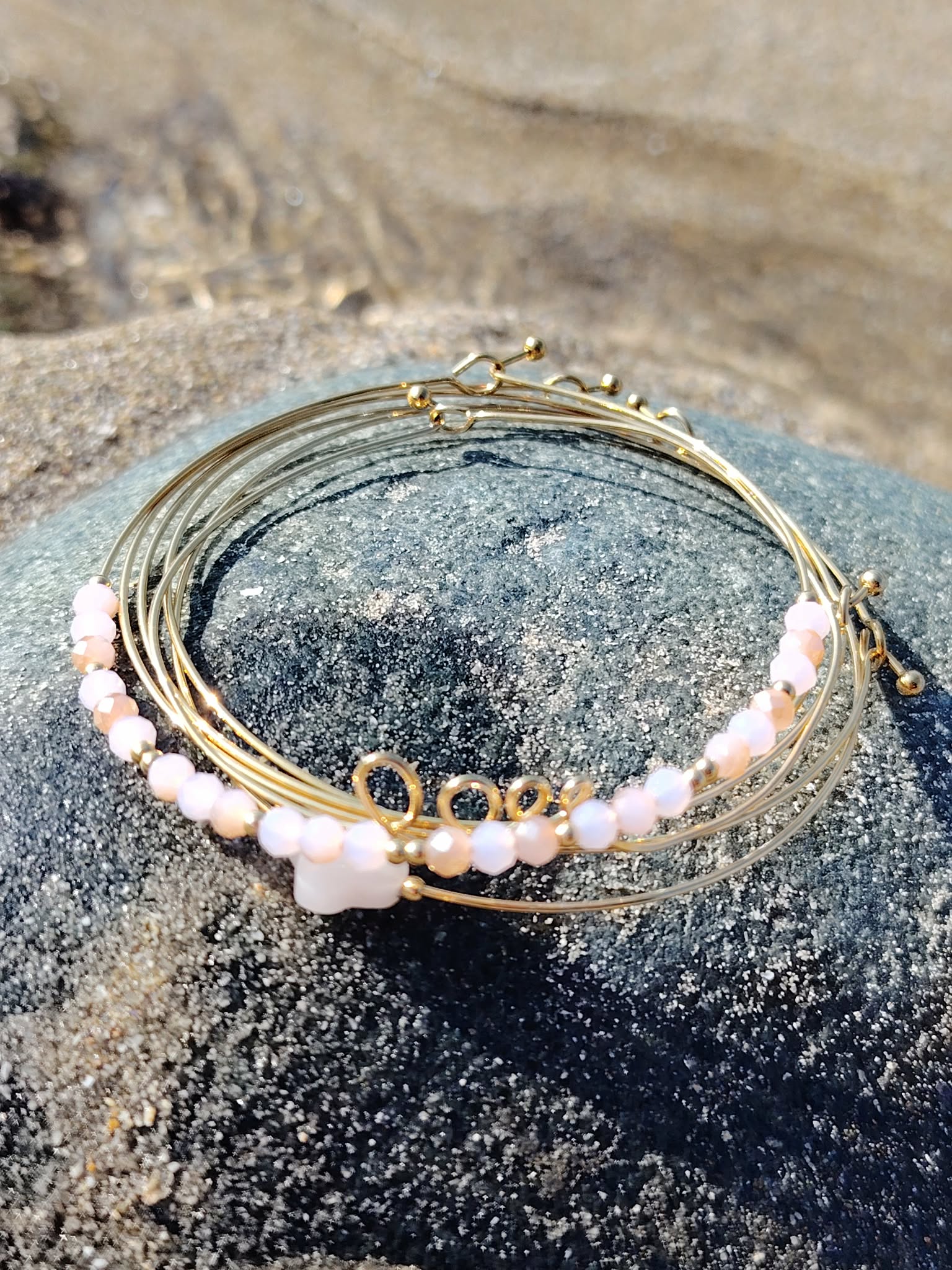 Bracelet semainier Love quartz rose et acier inoxydable doré sur galet, douceur du cœur et style raffiné