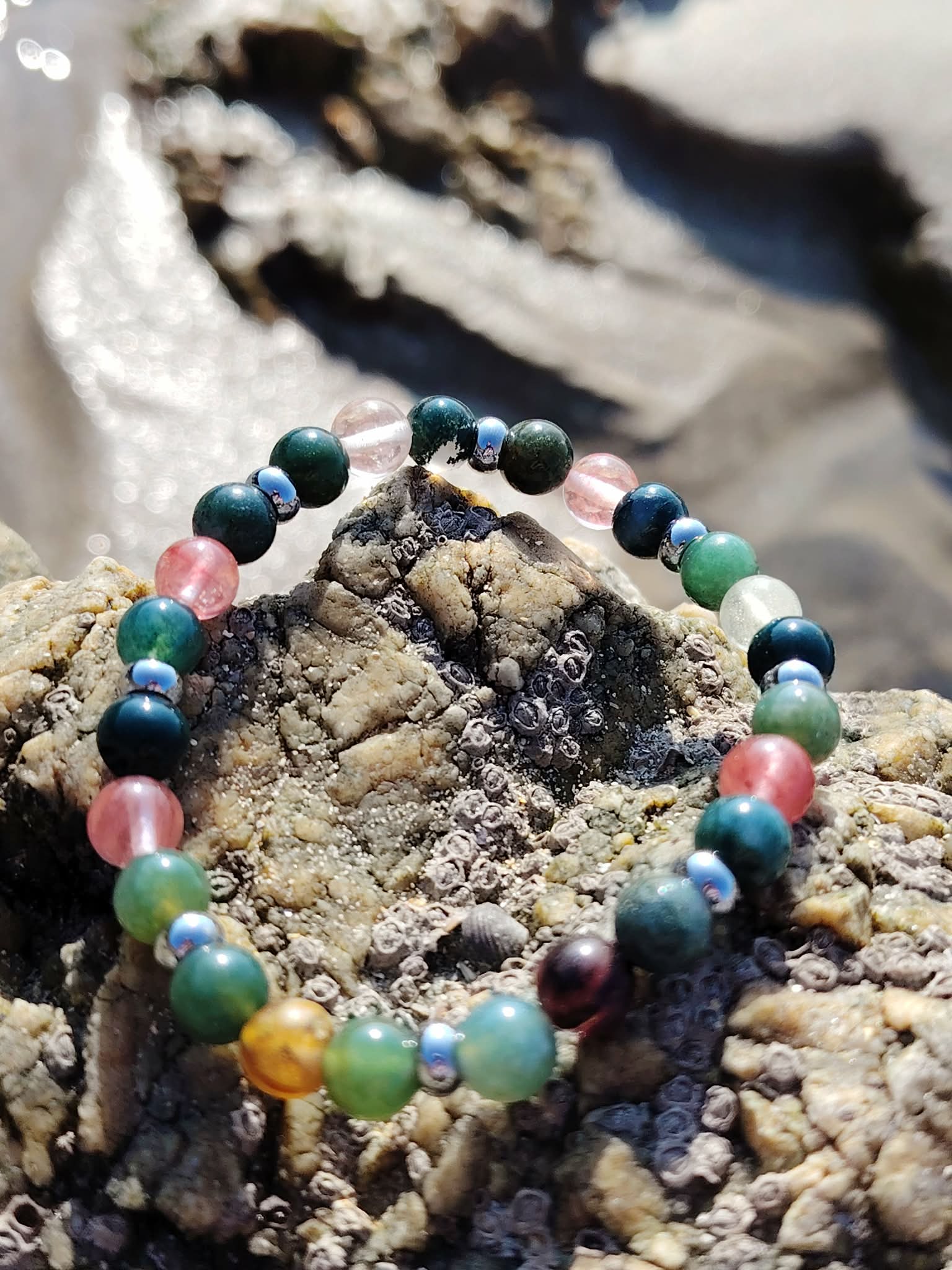 Bracelet chakra cœur 6 mm sur rochers en Bretagne, perles naturelles vertes et roses pour apaiser les tensions affectives et retrouver une énergie plus douce