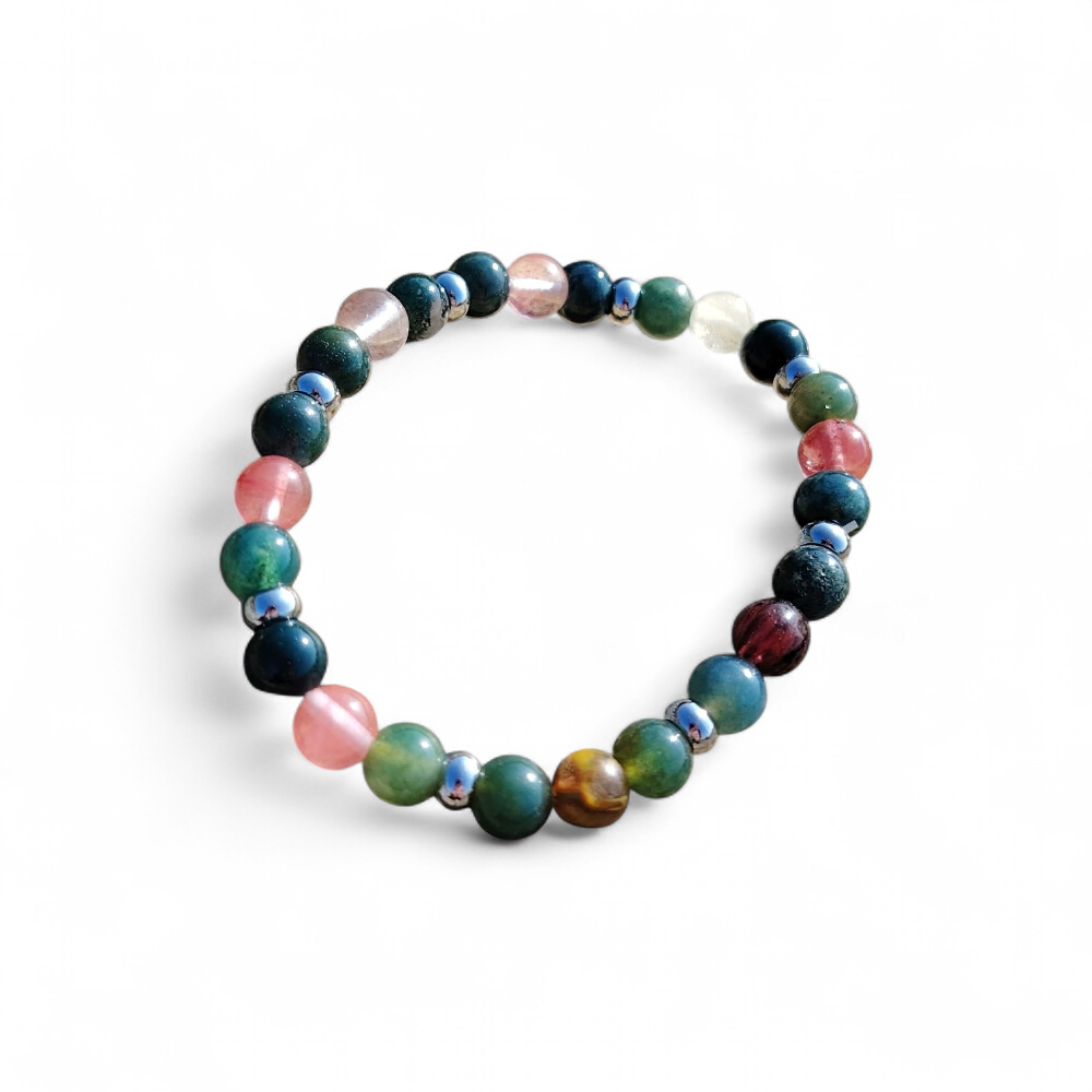 Bracelet chakra cœur sur fond blanc, perles 6 mm en agate mousse et tourmaline melon d’eau pour équilibre émotionnel, tendresse et réconfort affectif