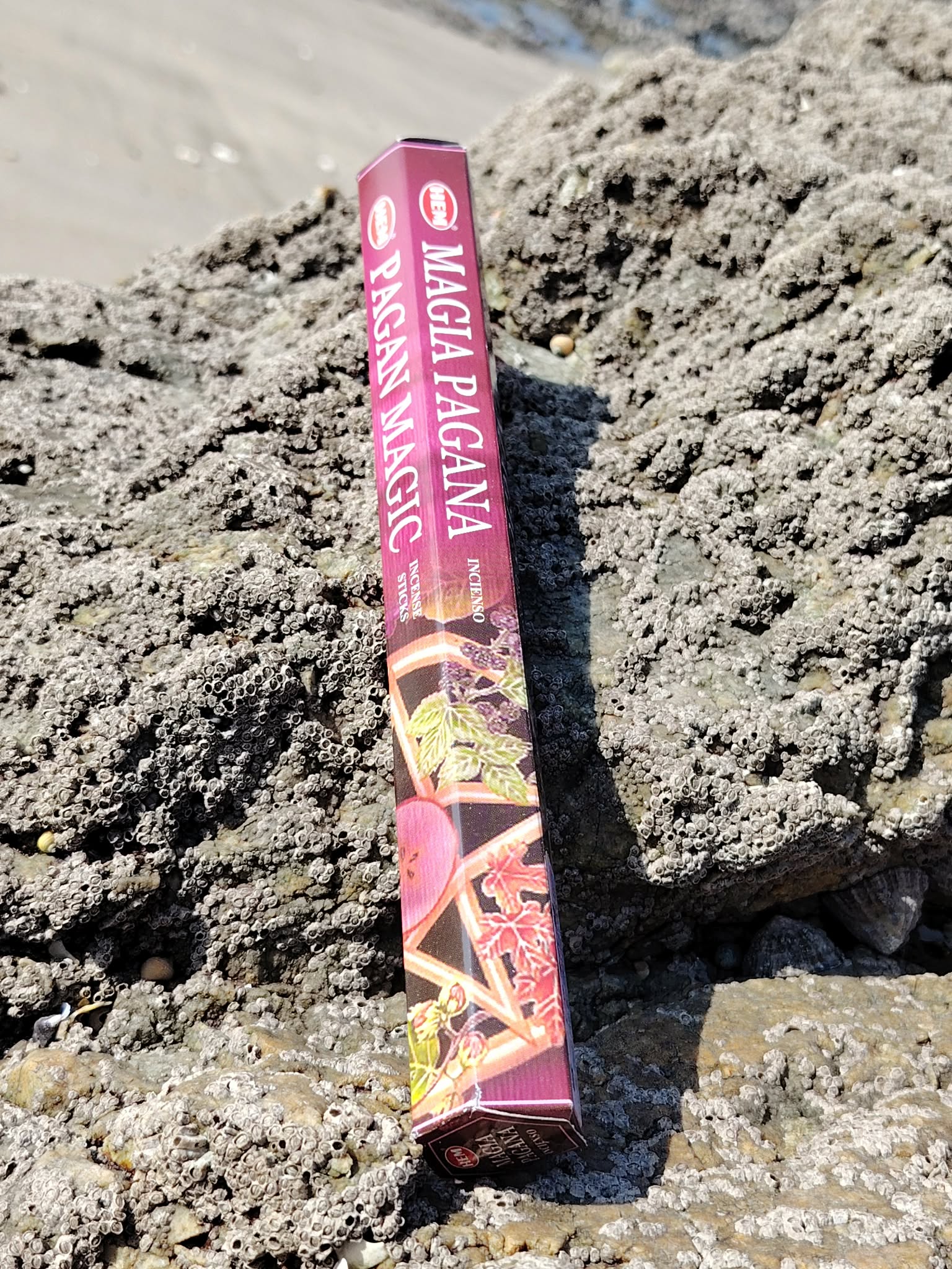 Encens Magie païenne présenté sur roche en Bretagne, dans une atmosphère spirituelle évoquant rituel, intuition, purification et protection.
