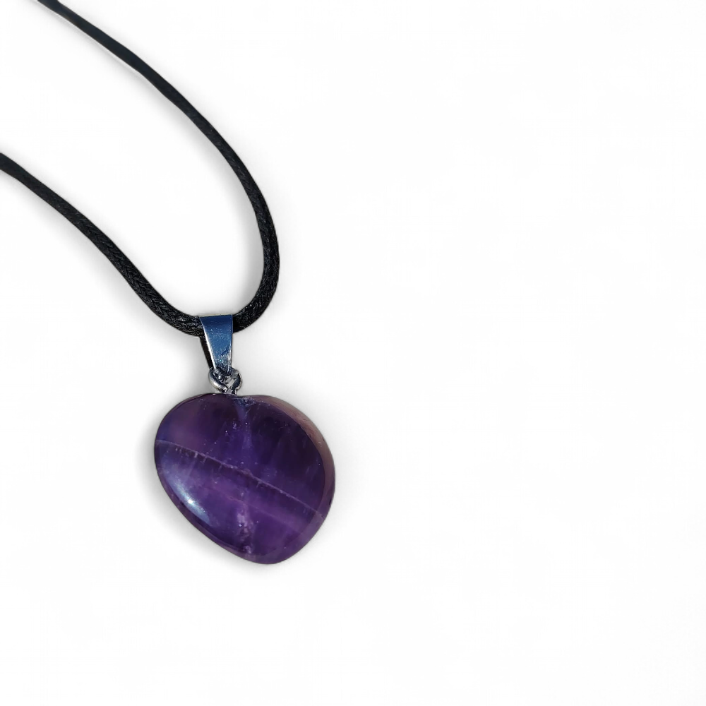 Pendentif cœur en améthyste sur cordon noir, présenté sur fond blanc, pierre violette pour calme intérieur, intuition et apaisement émotionnel