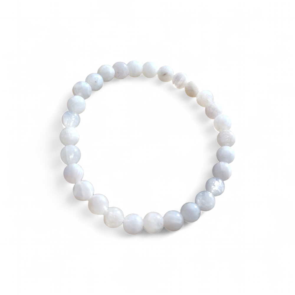 Bracelet pierre de lune 6 mm blanc nacré en perles rondes posé sur fond blanc, photo produit épurée, évoquant l’intuition, la sérénité et l’équilibre intérieur