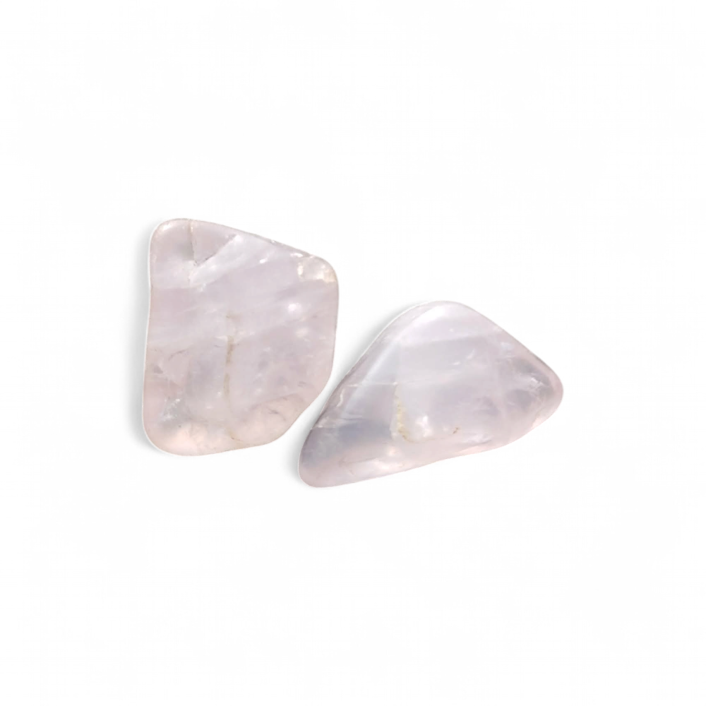 Deux pierres roulées en quartz rose naturel sur fond blanc, pierres naturelles reliées à la tendresse, à la sérénité émotionnelle et à l’harmonie intérieure.