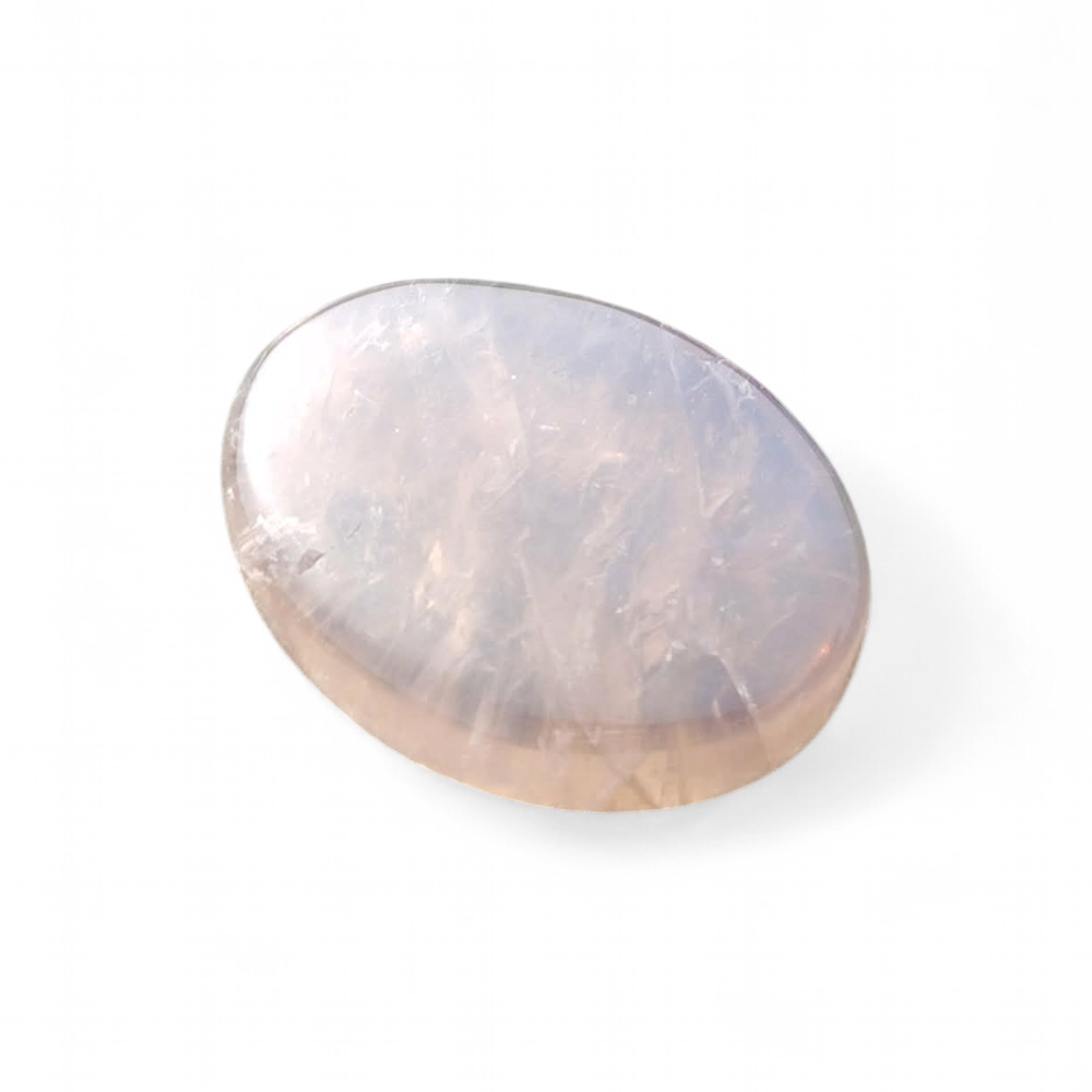 Galet en quartz rose bleu naturel sur fond blanc, pierre naturelle reliée à la délicatesse, à la sérénité et à l’harmonie intérieure.