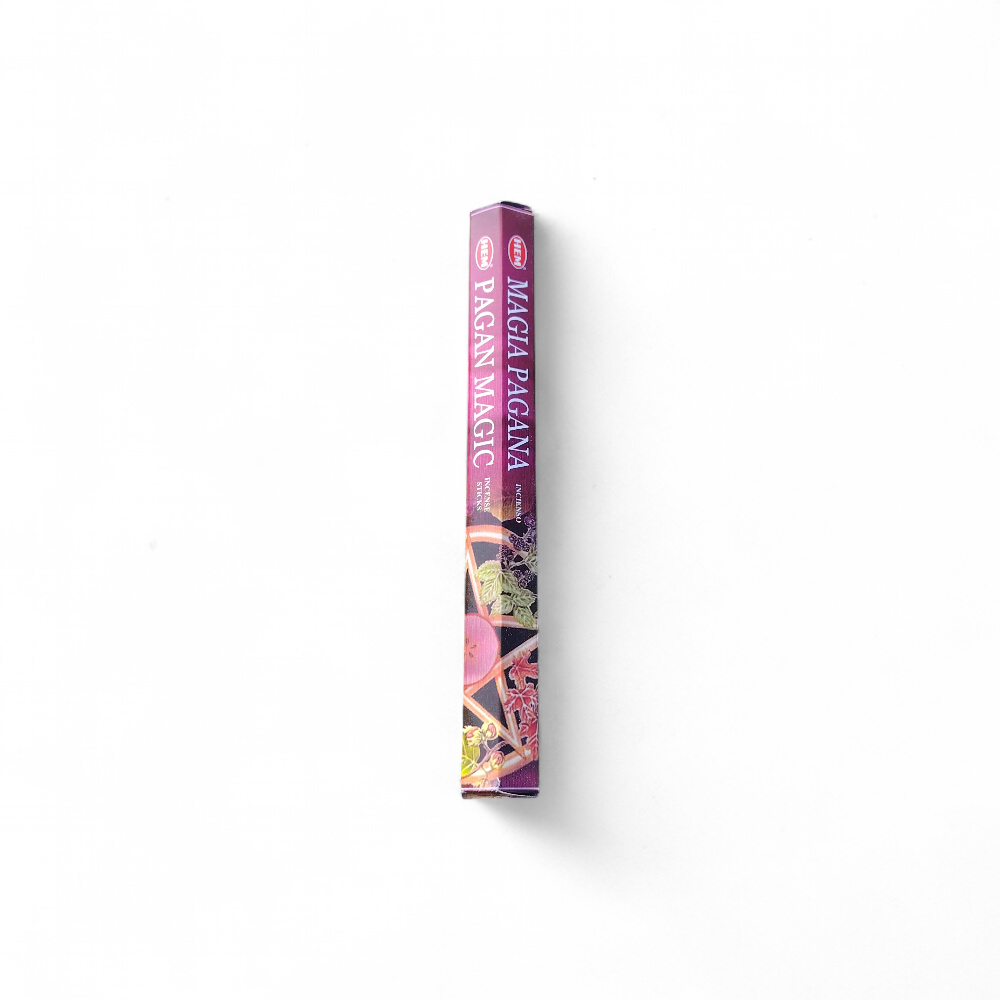 encens-magie-paienne-pose-sur-fond blanc-évoquant-purification-intuition-et-protection