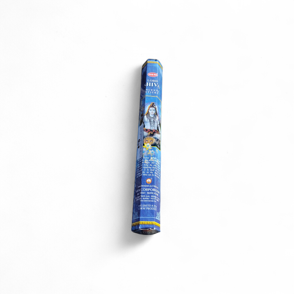 encens-shiva-pose-sur-fond blanc-évoquant-purification-elevation-et-energie-sacree