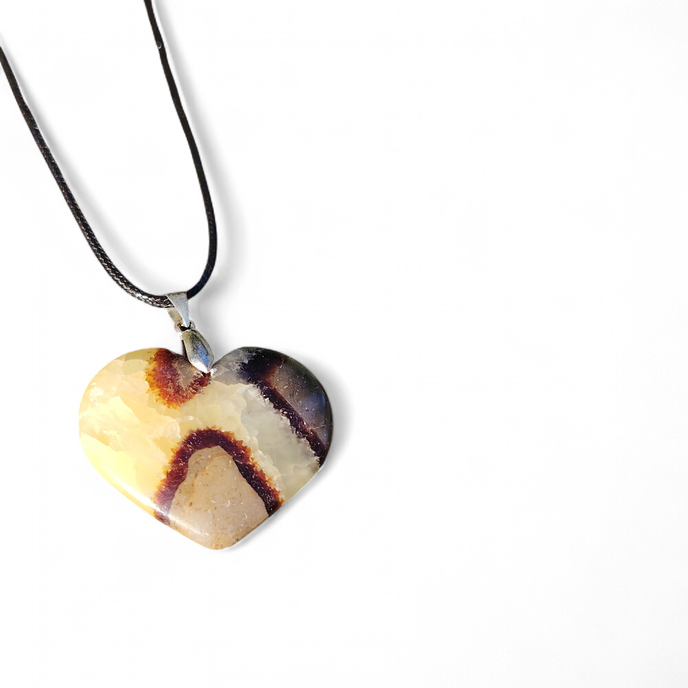 Pendentif cœur en septaria sur fond blanc, pierre naturelle associée au recentrage, à la stabilité intérieure et à la présence à soi.