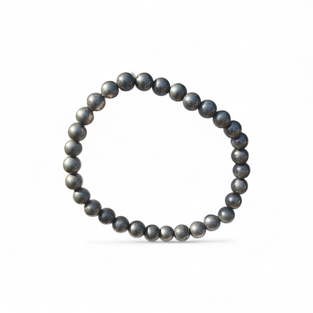 Bracelet pyrite 6 mm en perles rondes sur fond blanc, présenté seul, évoquant la protection énergétique, la stabilité et la confiance en soi