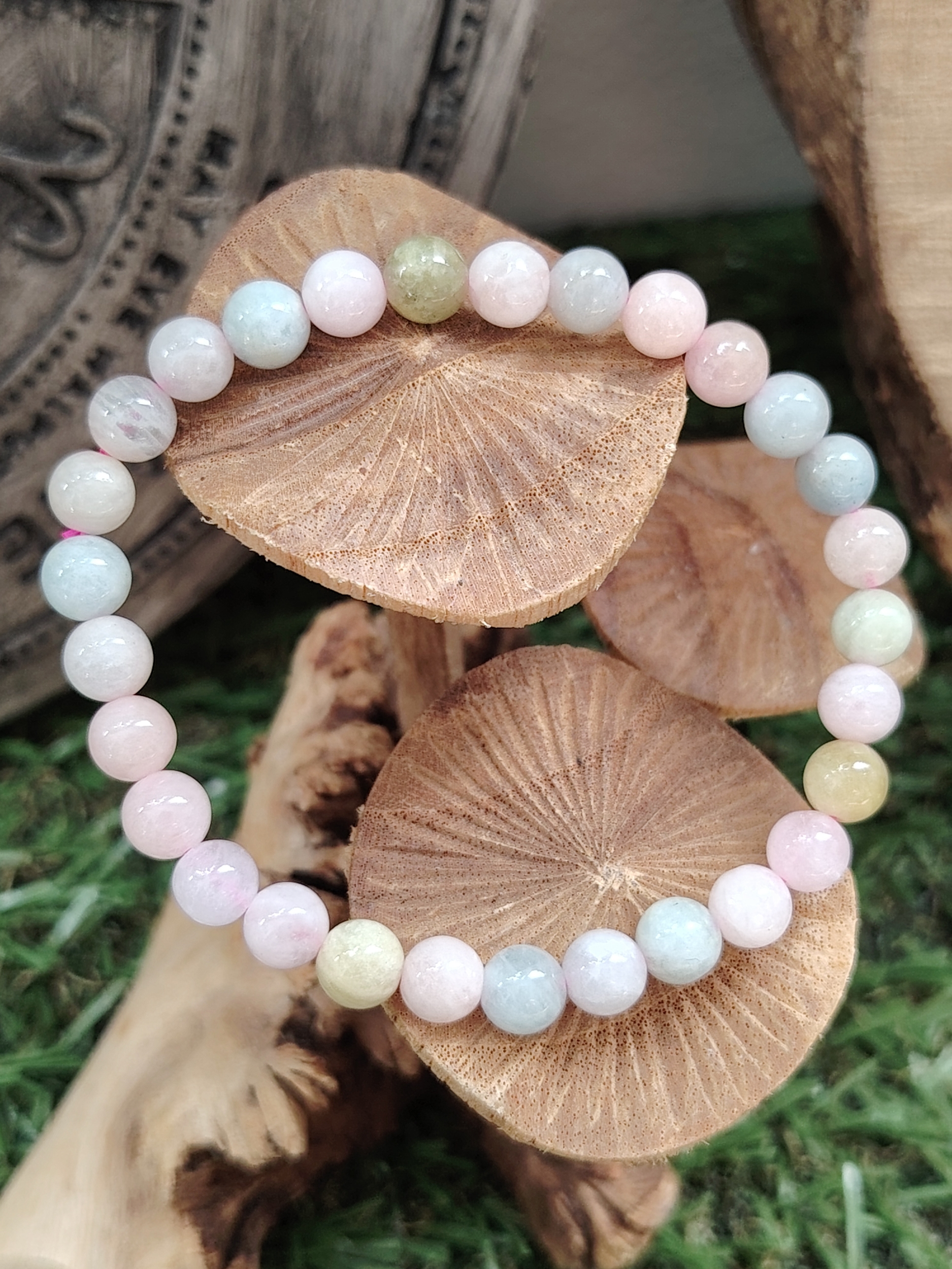 Bracelet Morganite 6 mm présenté sur champignons en bois, perles rondes rose pâle, bleu ciel et vert tendre, bijou en pierre naturelle relié à l’harmonie intérieure, à la paix du cœur et à la bienveillance.