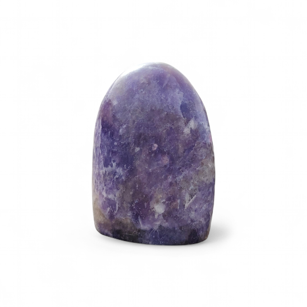 Lépidolite forme libre violette sur fond blanc, pierre naturelle décorative reliée à l’apaisement, à l’équilibre émotionnel et à la sérénité intérieure.