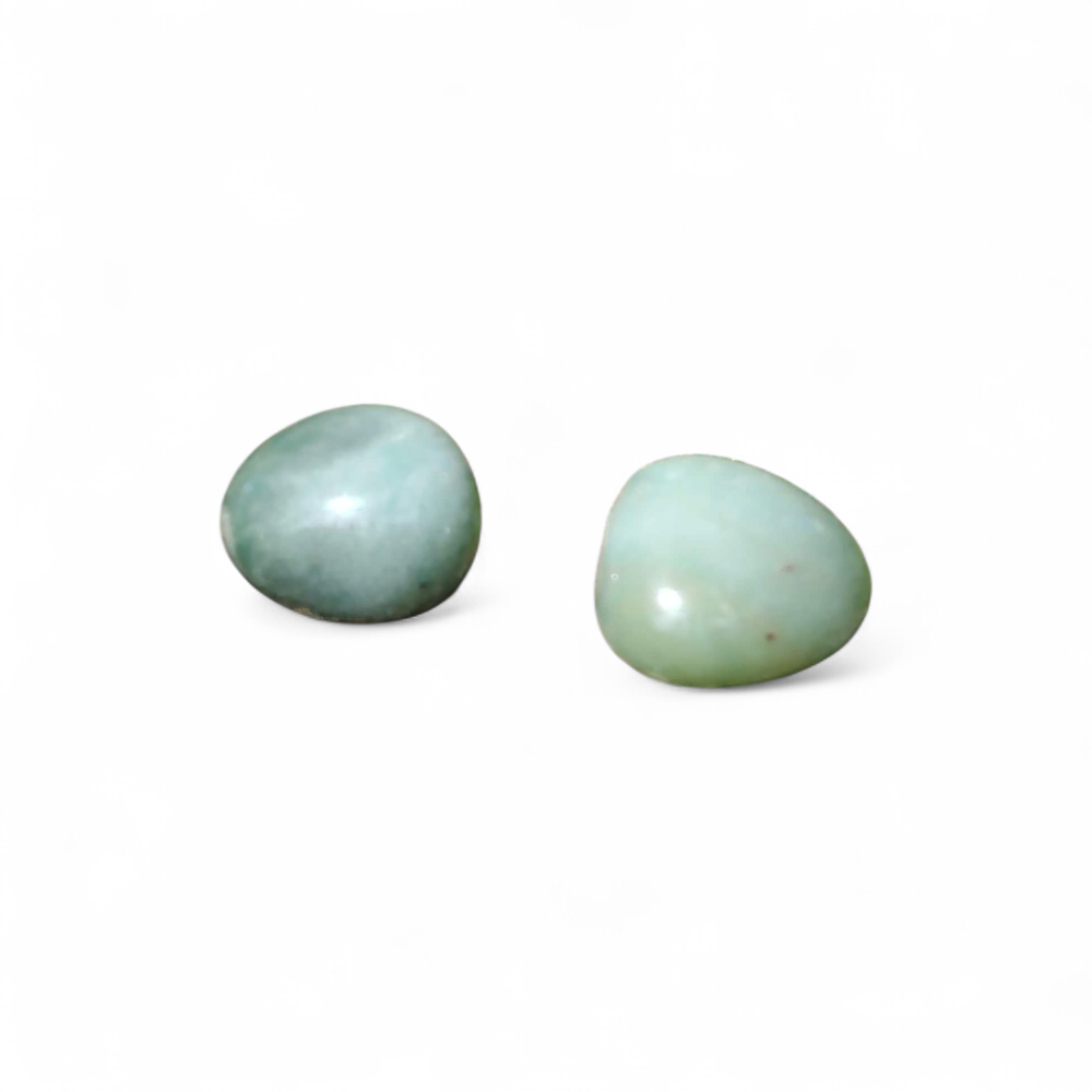 Aventurine verte roulée sur fond blanc, pierre naturelle verte liée à la patience, à la tendresse du cœur et à une énergie plus fluide.