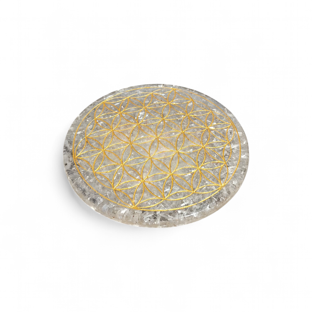 Plateau orgonite sélénite Fleur de Vie sur fond blanc, disque blanc lumineux au motif doré, clarté énergétique et apaisement intérieur.