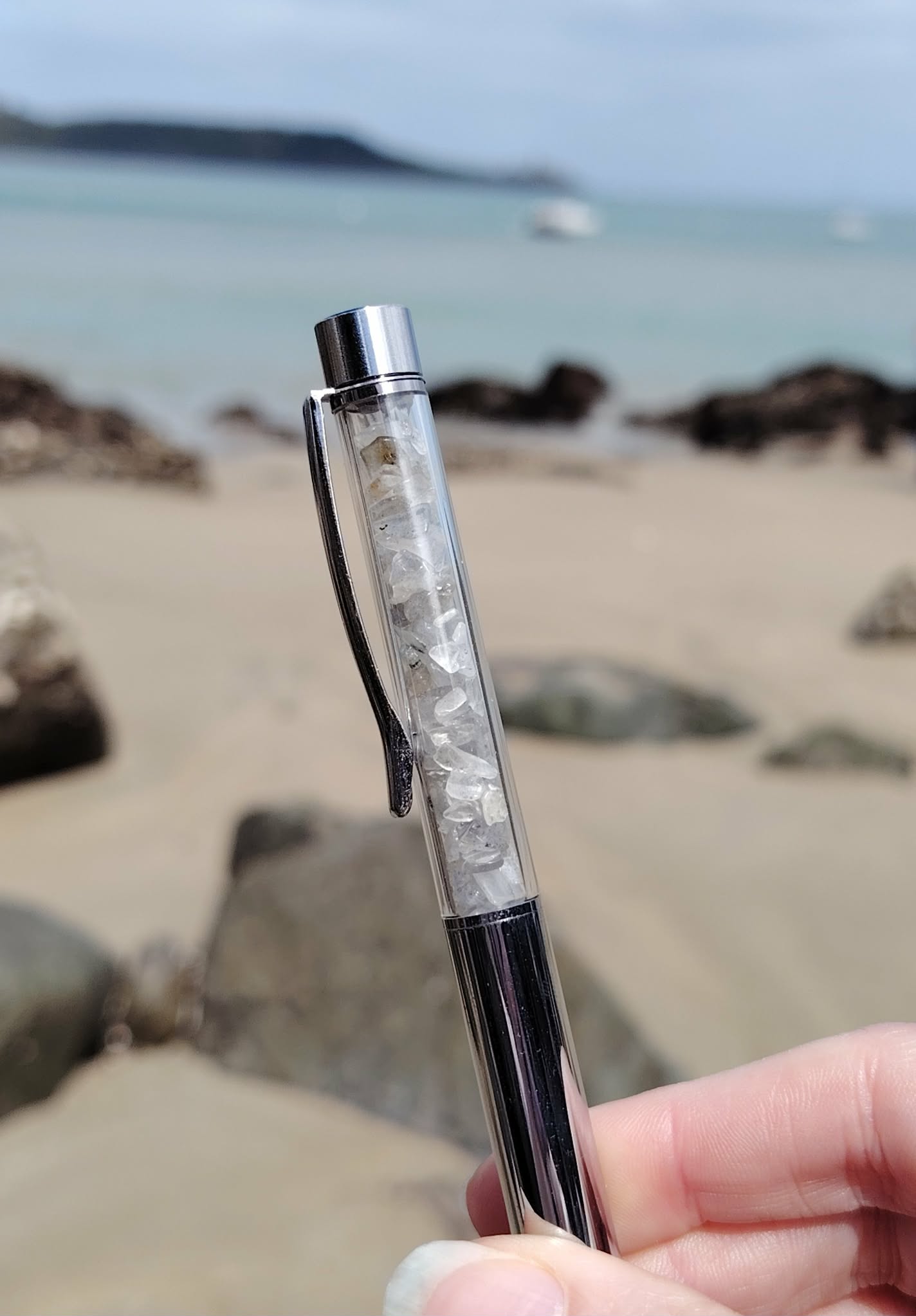 Stylo en Labradorite présenté en lumière naturelle, éclats irisés de la pierre, intuition renforcée et expression plus fluide.