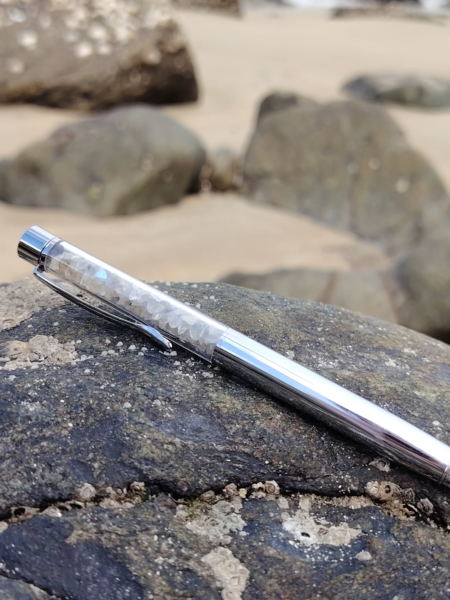 Stylo Labradorite avec pierre polie aux nuances bleu acier, accessoire d’écriture associé à inspiration et bouclier intérieur.