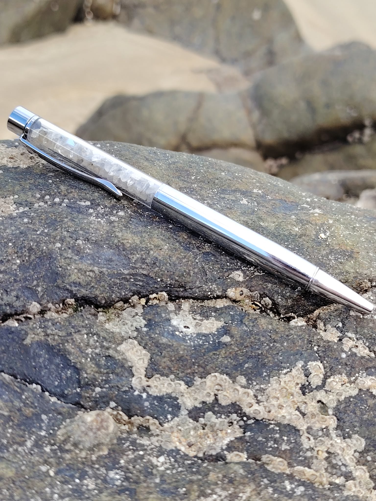 Stylo Labradorite posé en décor sobre, pierre naturelle aux reflets changeants, clarté mentale et créativité canalisée.