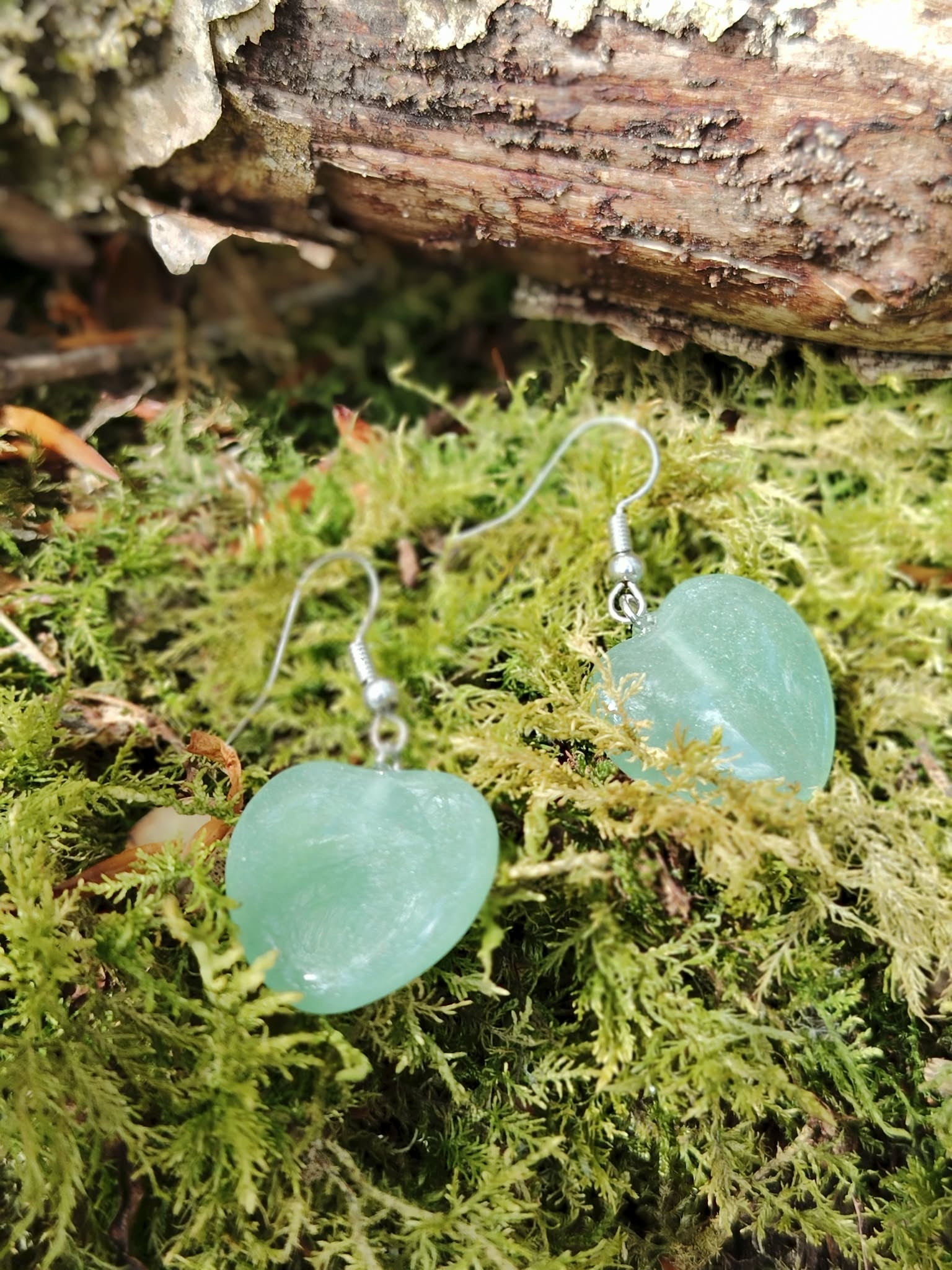 Boucles d’oreilles cœur en aventurine verte avec métal argenté, bijou en pierre naturelle évoquant le renouveau, la paix du cœur et la douceur relationnelle.