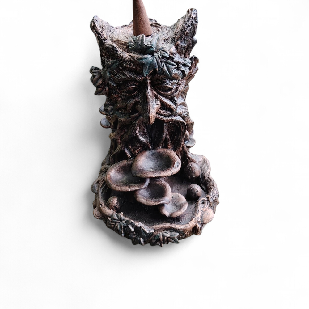Brûleur d’encens à refoulement arbre en résine bronze posé sur fond blanc, visage sculpté avec feuillage et coupelles en cascade pour diffusion de fumée.