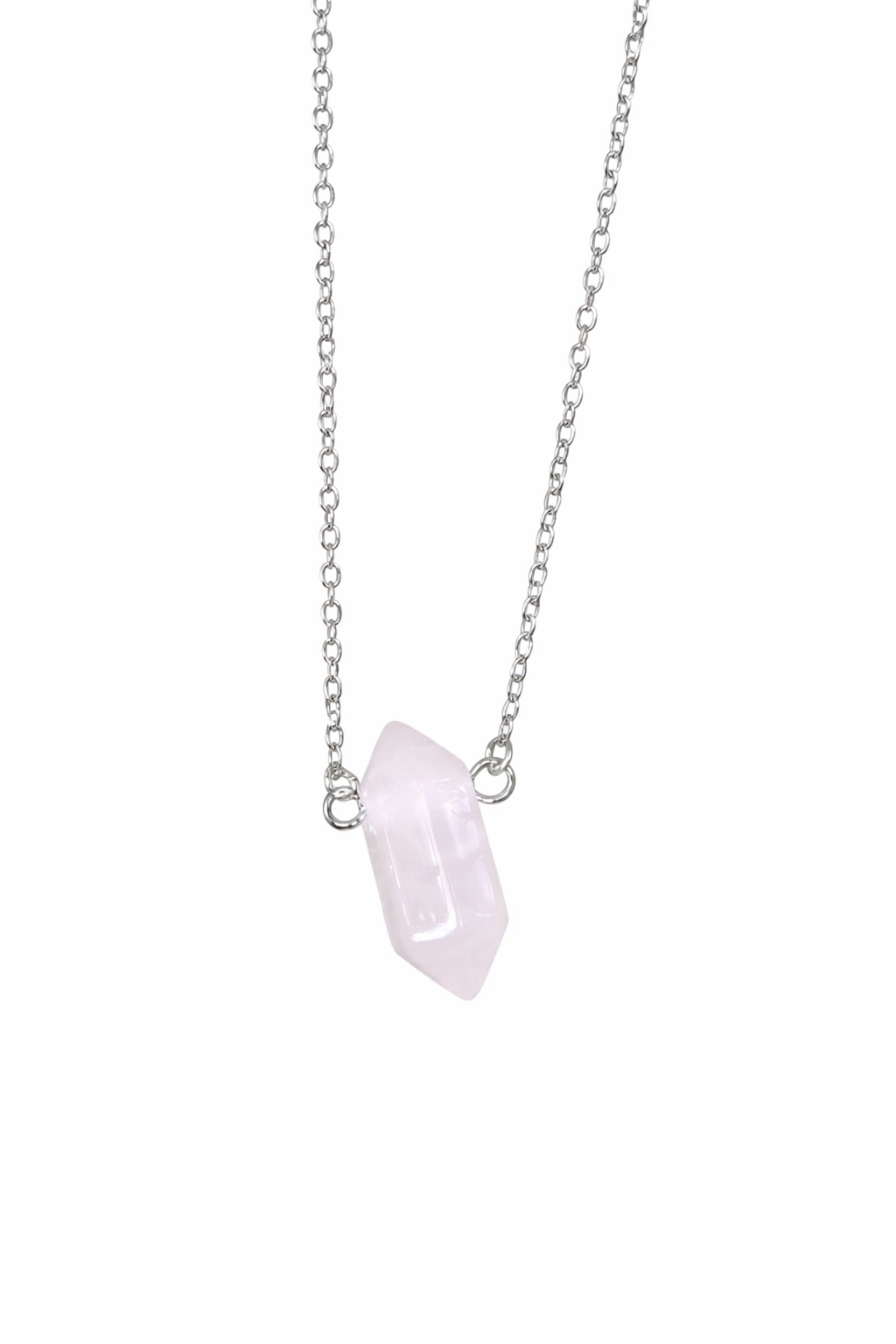 Pendentif pointe en quartz rose pâle sur fine chaîne argentée, présenté sur fond blanc, douceur du cœur et apaisement émotionnel.