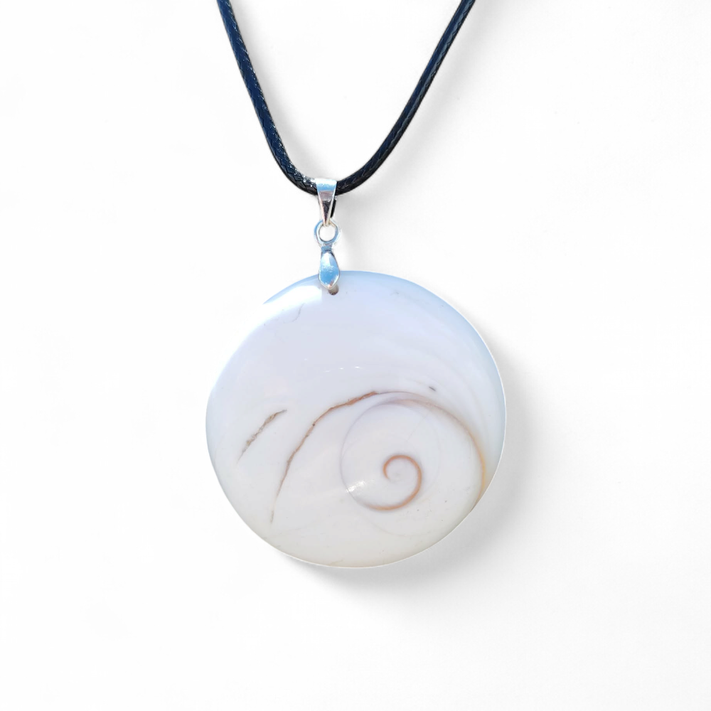 Pendentif œil de Sainte Lucie rond blanc sur cordon noir, présenté sur fond blanc, coquillage marin naturel porte-bonheur, chance et protection douce.