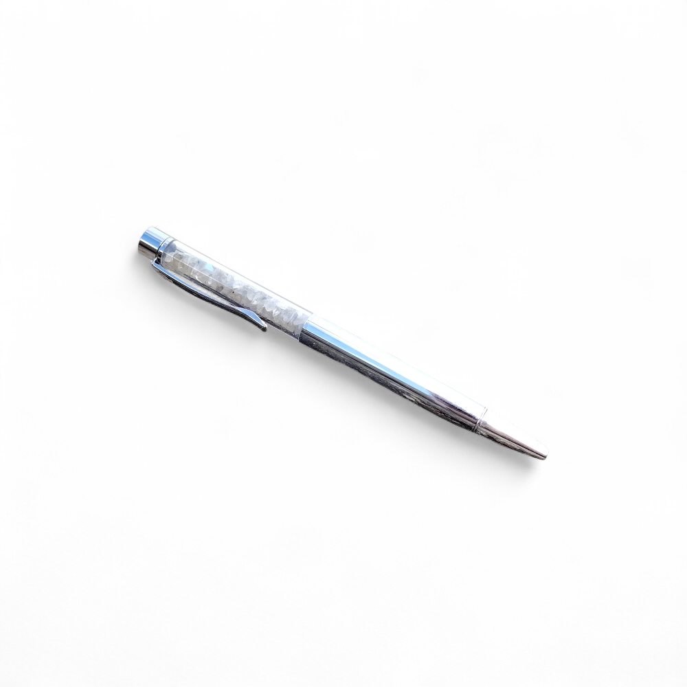 Stylo Labradorite en gros plan sur fond clair, pierre aux reflets bleu gris, inspiration créative et protection énergétique.
