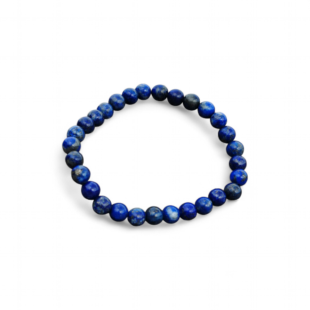 Bracelet Lapis Lazuli 6 mm sur fond blanc, perles bleu profond aux reflets dorés, clarté d’esprit et communication harmonieuse.