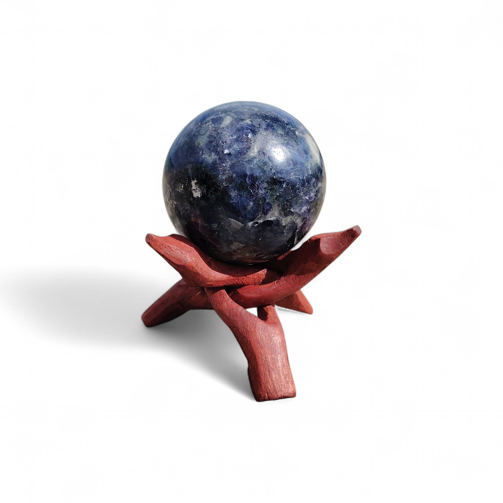 Sphère iolite ou cordiérite sur fond blanc avec socle en bois, pierre bleu ardoise naturelle, intuition et clarté intérieure.