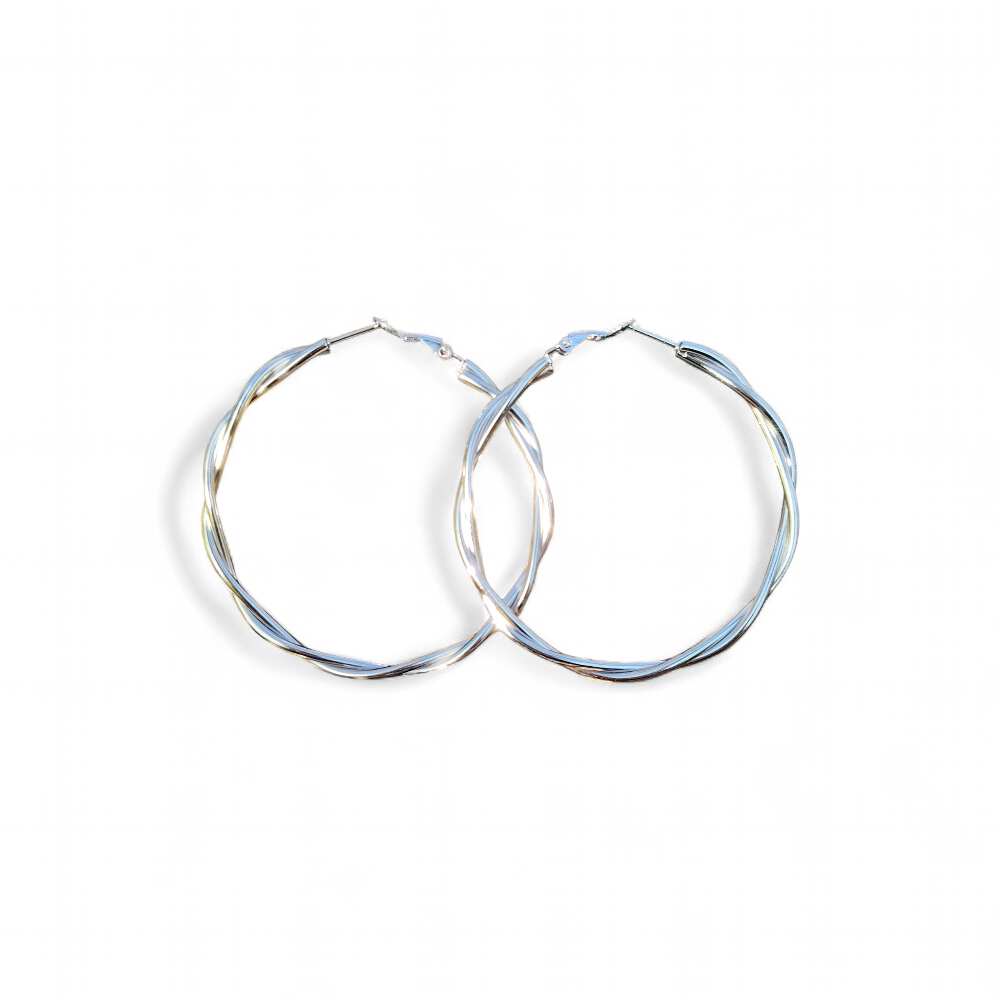 Créoles argentées effet torsadé lisse sur fond blanc, boucles d’oreilles en acier inoxydable au design brillant et facile à porter au quotidien.