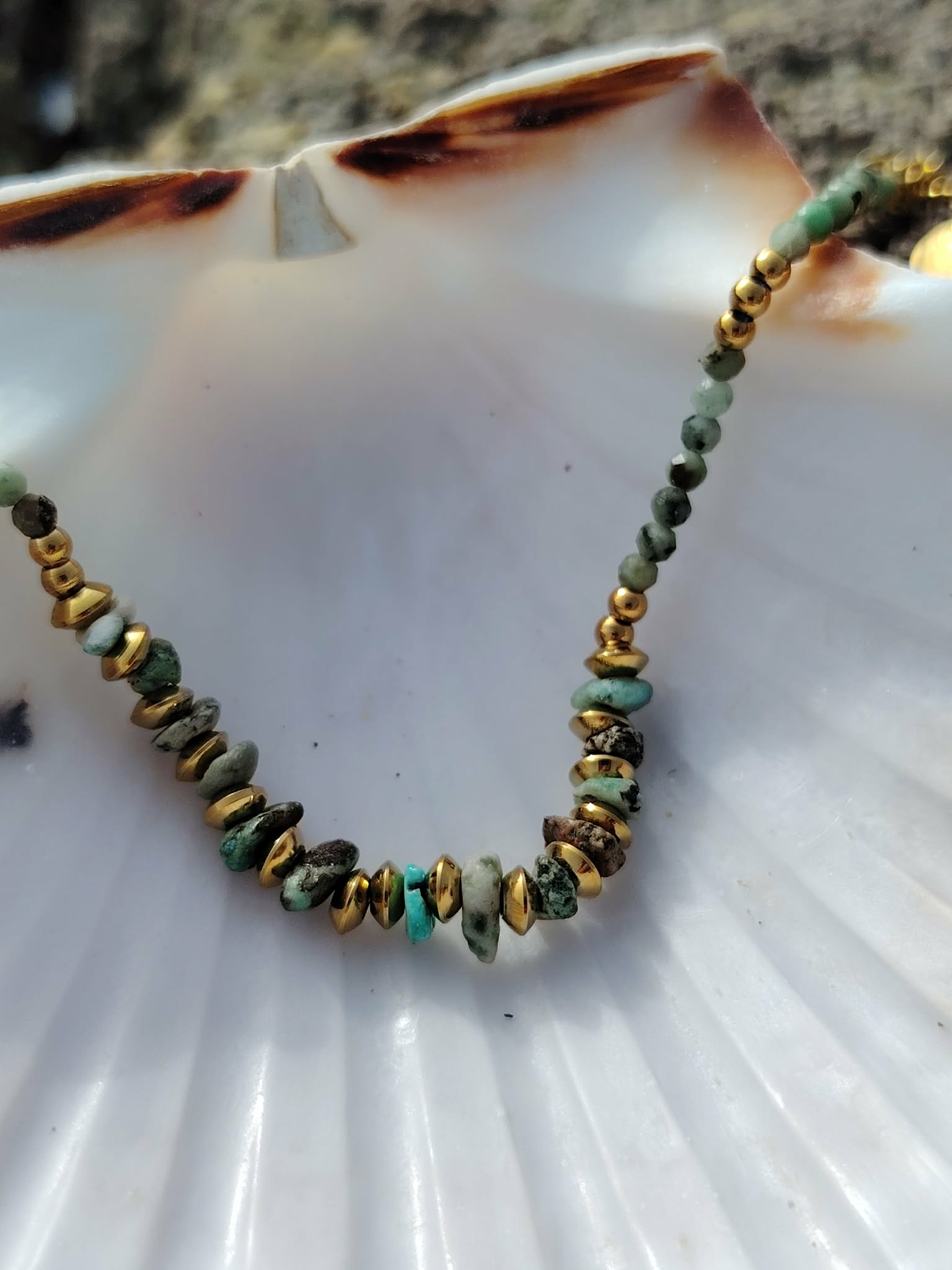 Bracelet doré en turquoise africaine et perles vert sauge sur fond blanc, perles bleu-vert marbrées et détails dorés, harmonie intérieure et douceur émotionnelle.