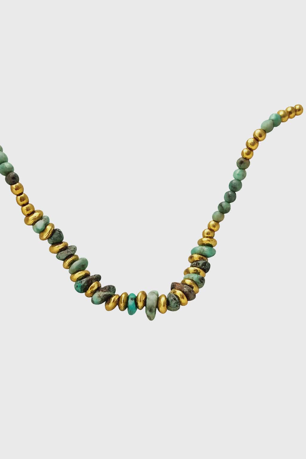 Bracelet doré en turquoise africaine et perles vert sauge sur fond blanc, perles bleu-vert marbrées et détails dorés, harmonie intérieure et douceur émotionnelle.