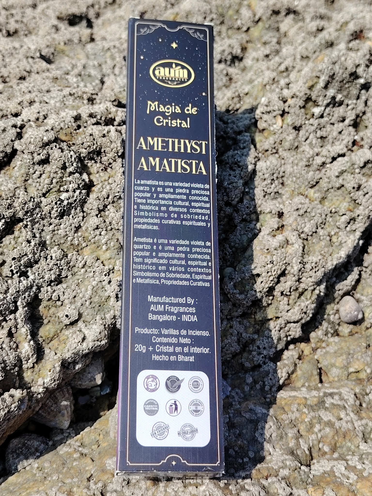 Dos de boîte encens améthyste Aum Crystal Magic 20 g sur rocher coquillé en Bretagne, informations produit visibles, encens d’ambiance avec cristal inclus.