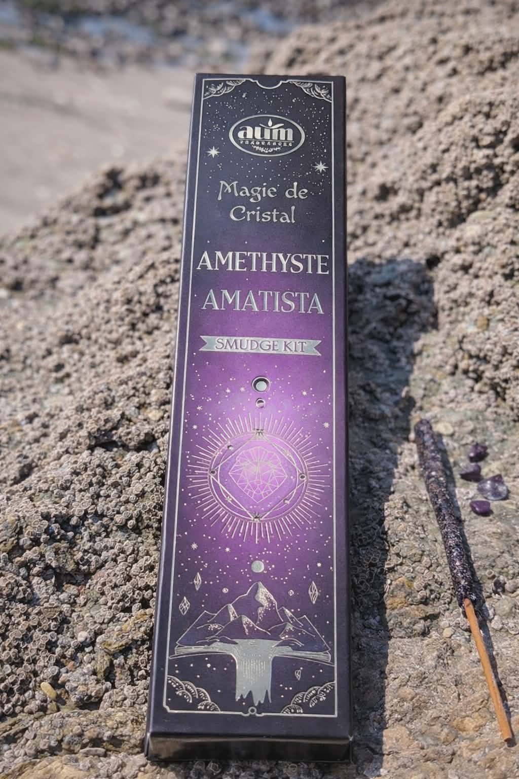 Encens Aum Crystal Magic améthyste 20 g sur roche marine en Bretagne avec bâtonnet et éclats violets, rituel de détente et ambiance sereine.