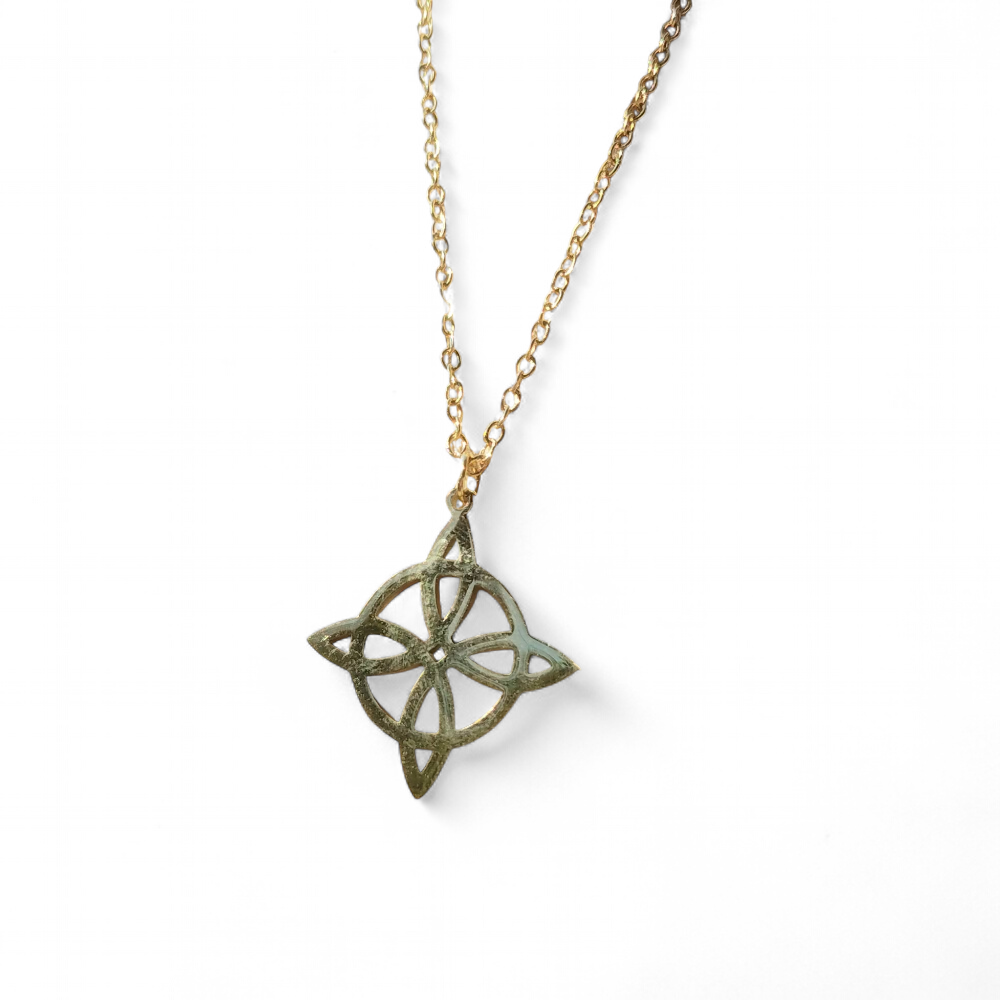 Pendentif nœud de sorcière doré en acier inoxydable sur fond clair, bijou ésotérique symbole de protection, d’harmonie et de force intérieure.
